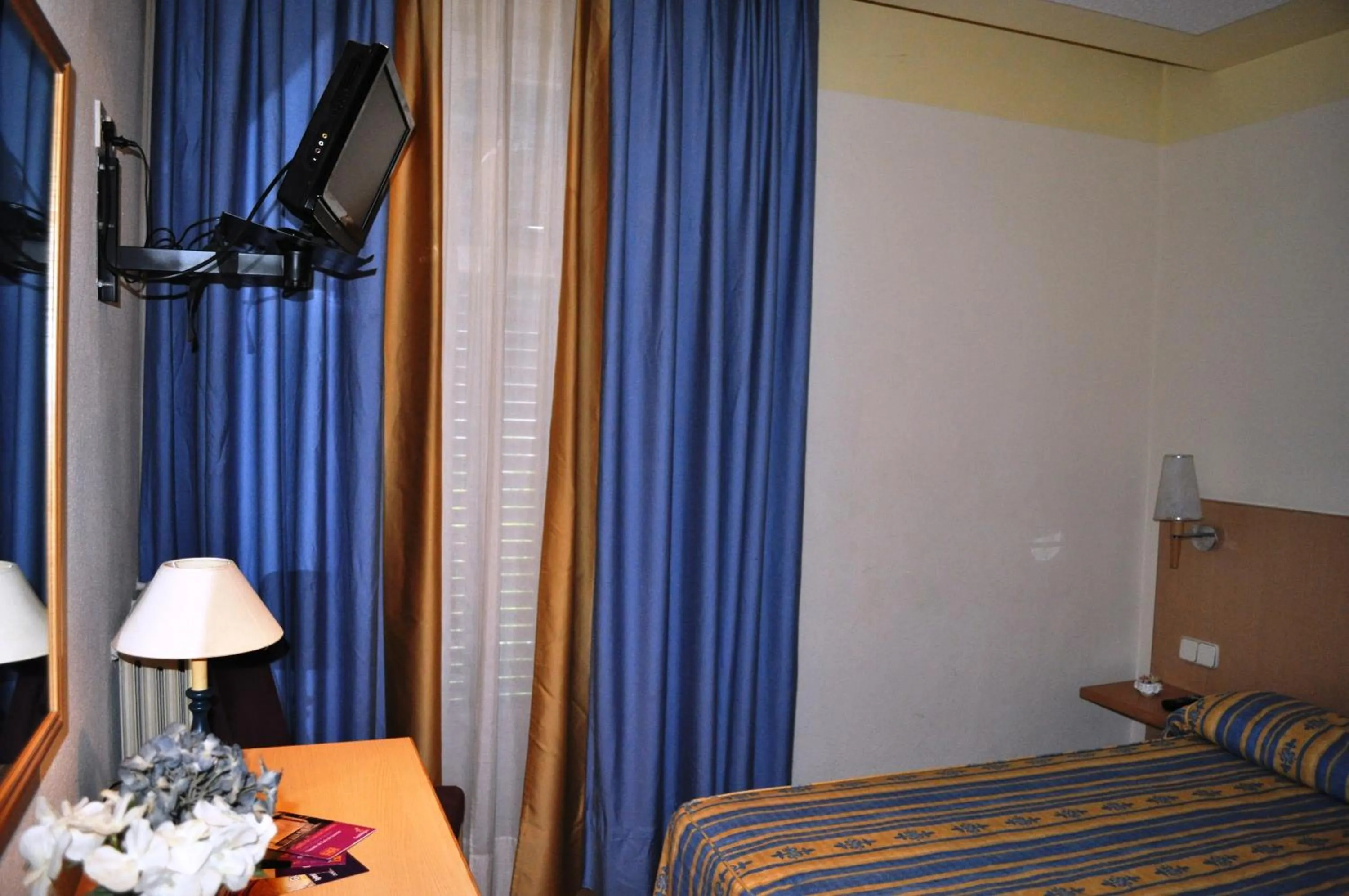 Photo of the whole room, Bed in Hotel España