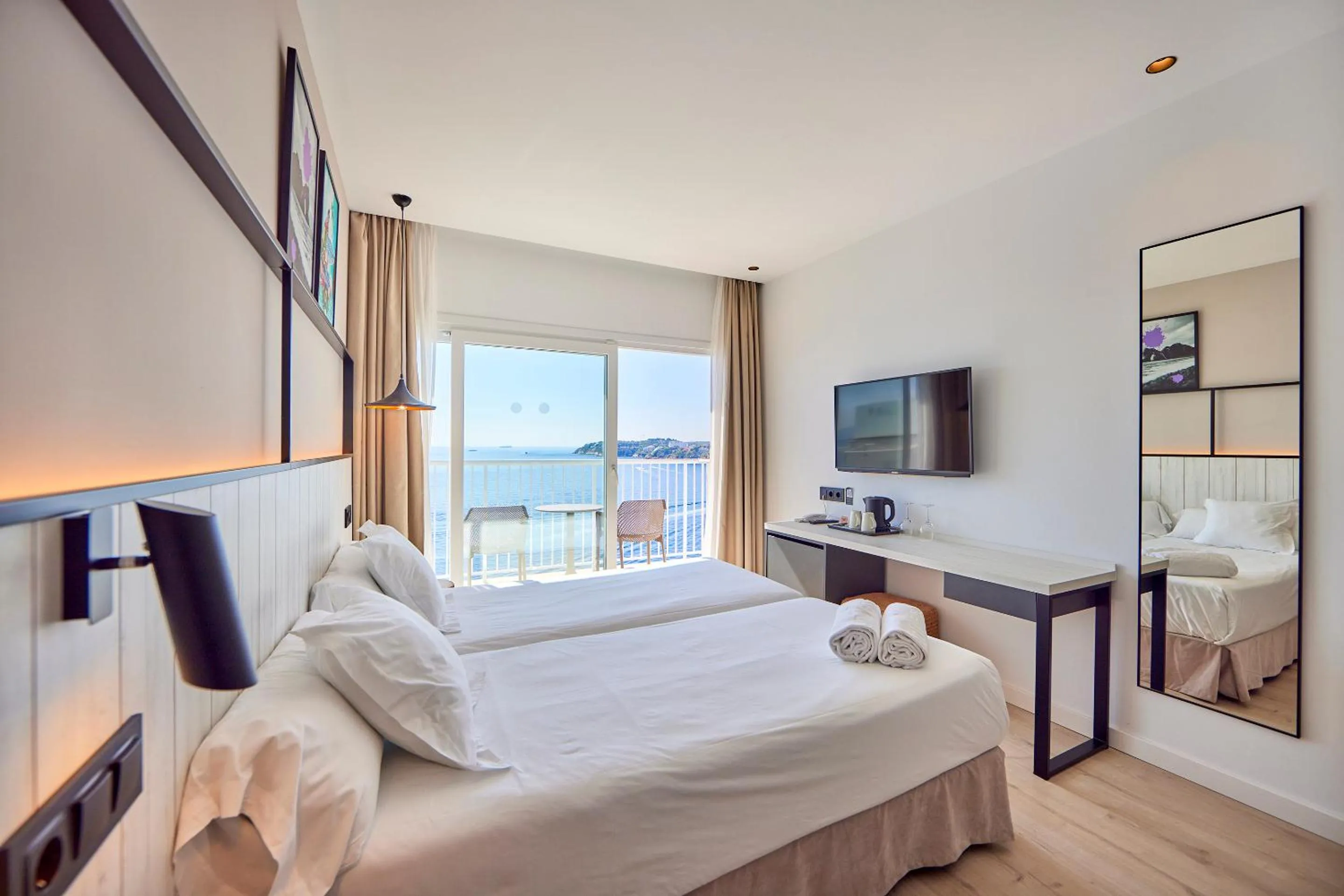 Photo of the whole room, Bed in Hotel Florida Magaluf - Adults Only