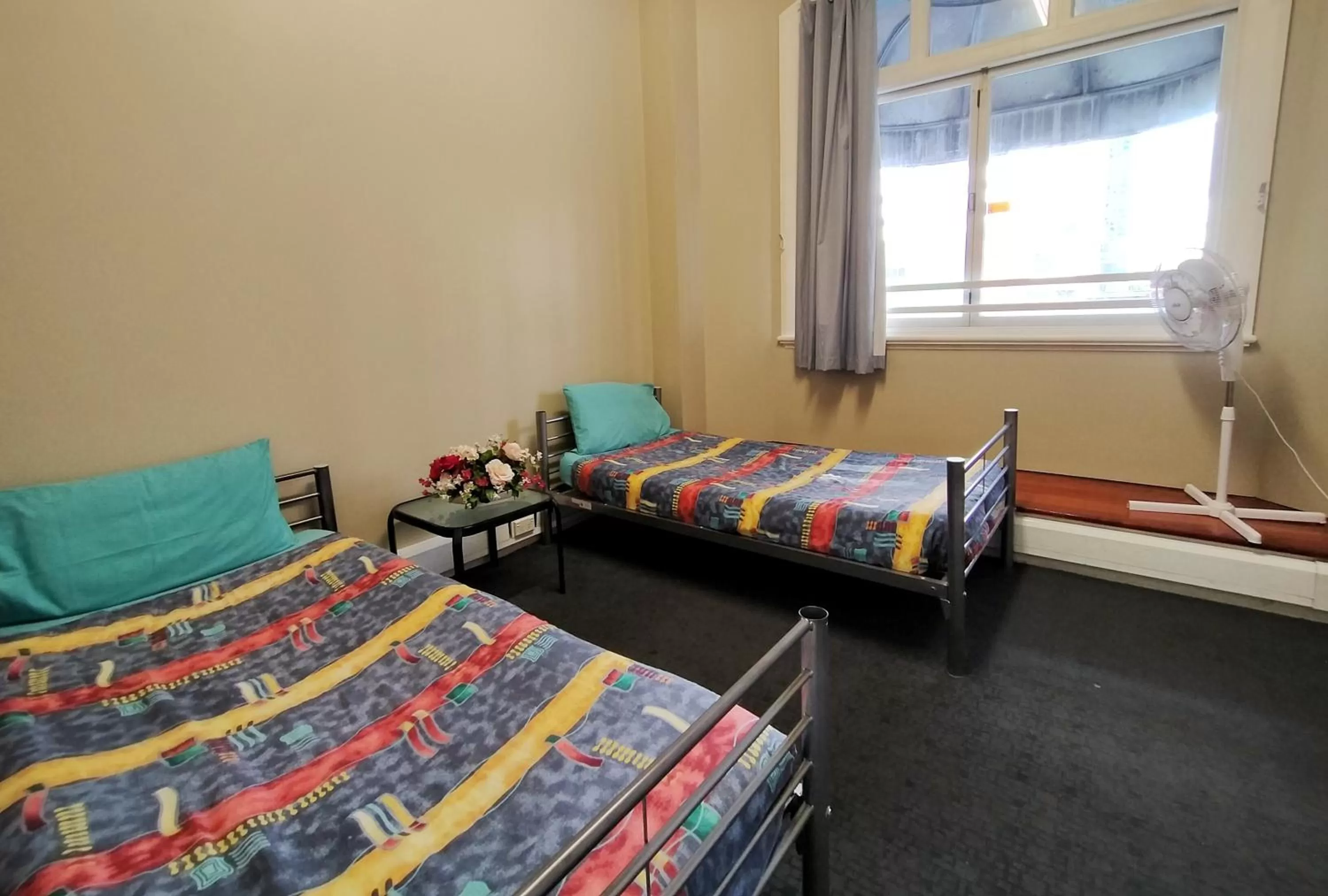 Bed in Surf 'N' Snow Backpackers Across Sky Tower