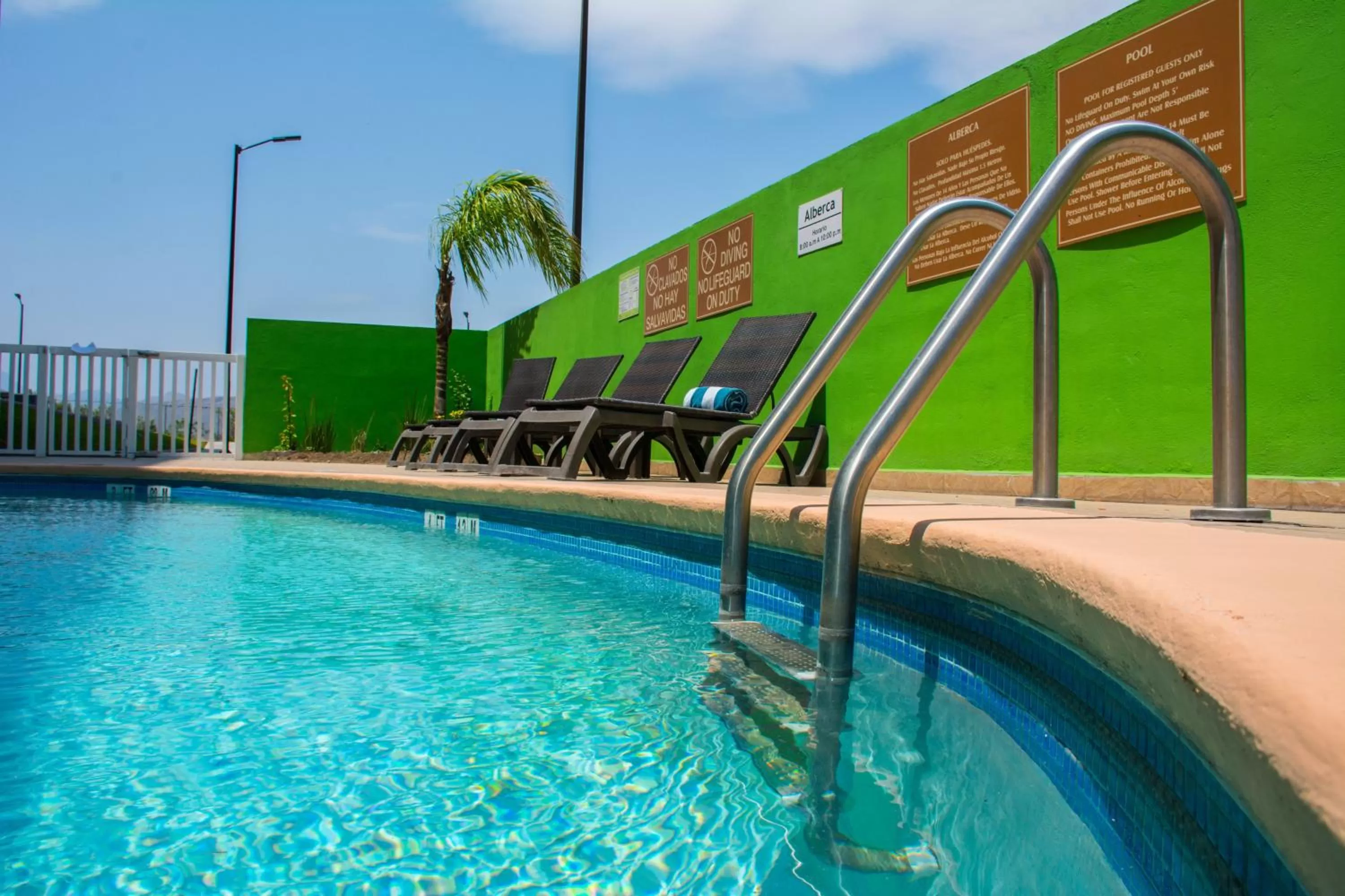 Swimming pool in Holiday Inn Express Saltillo Zona Aeropuerto by IHG