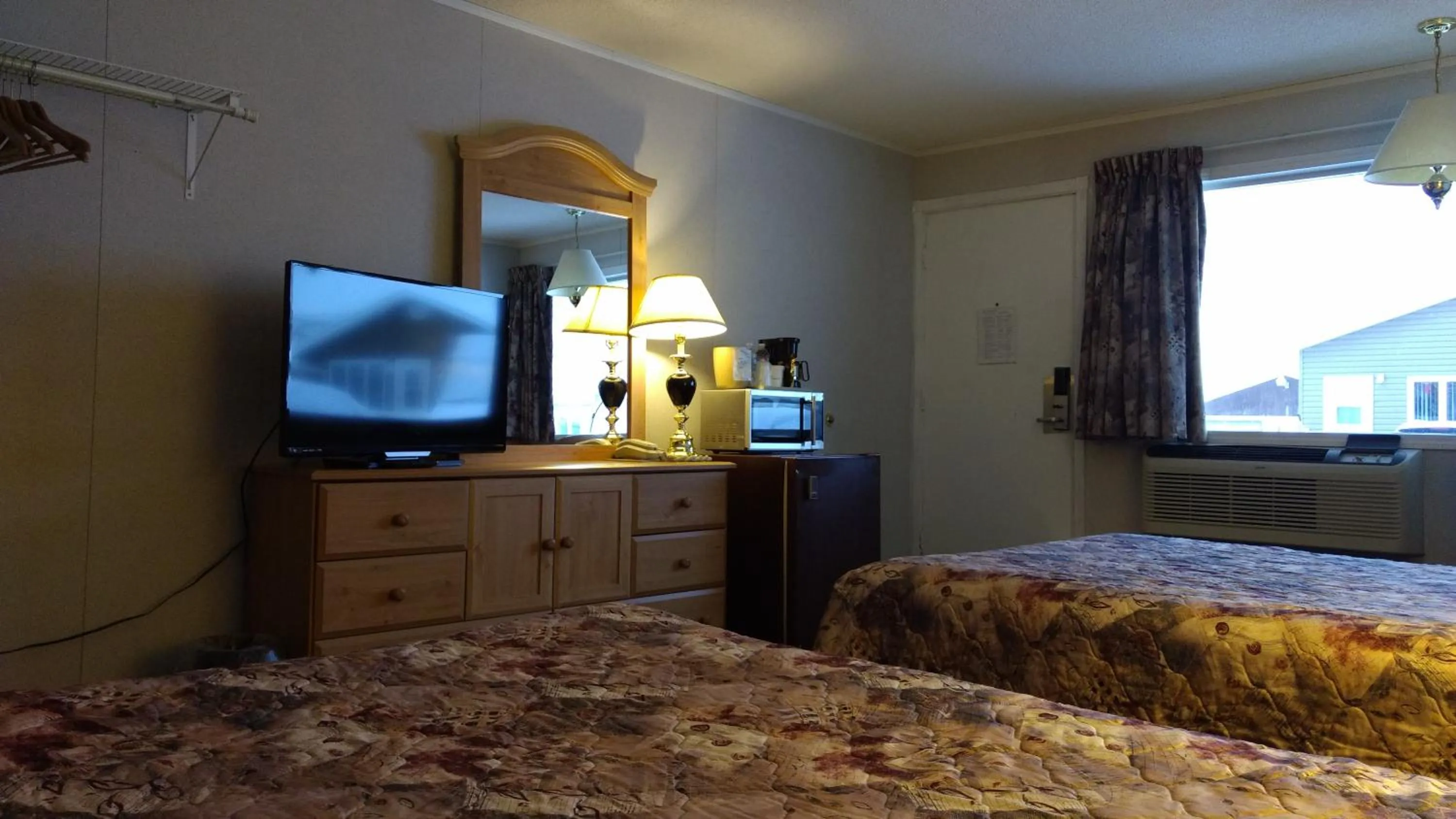 Bathroom, Bed in Travel Inn Hearst