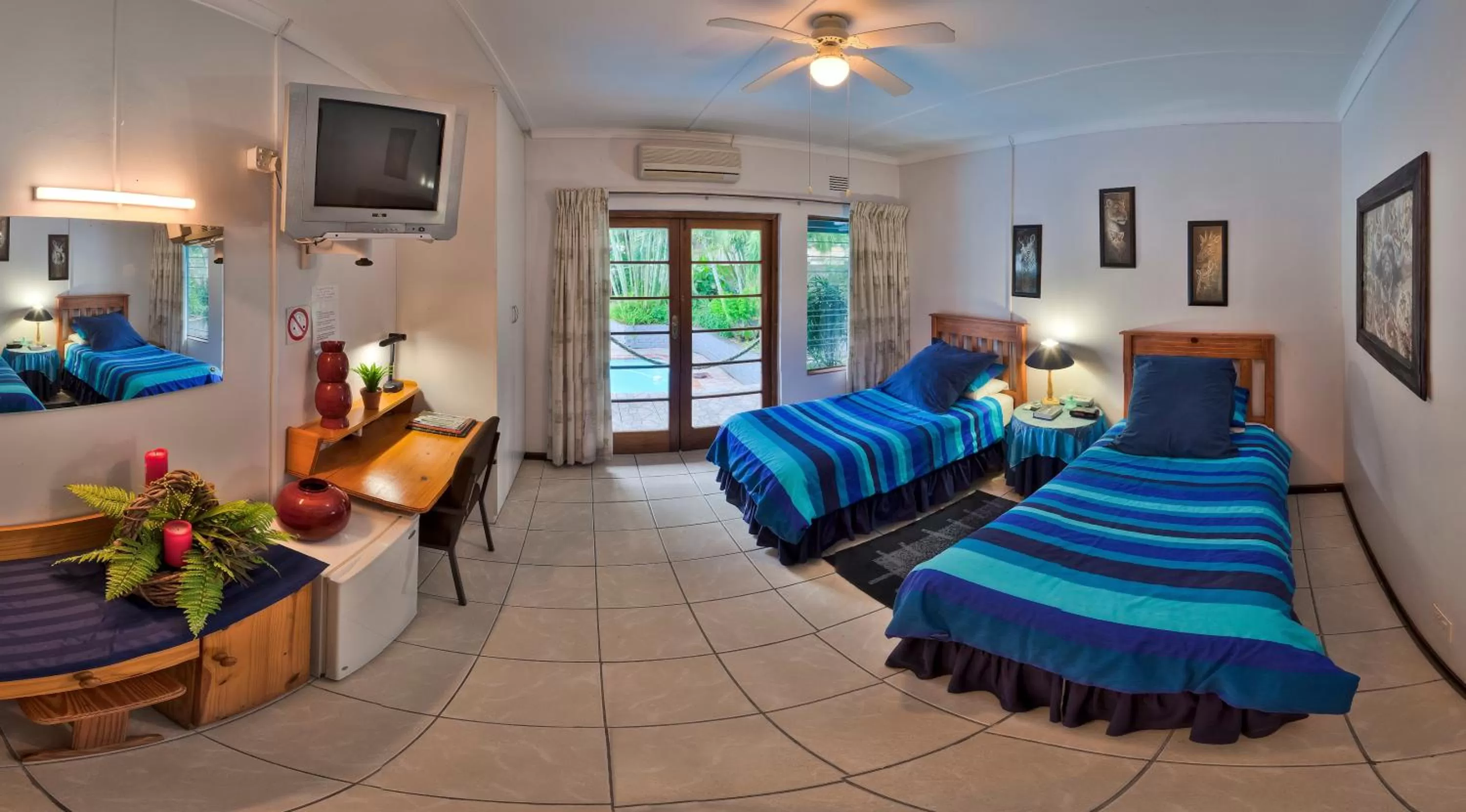 Photo of the whole room, Bed in La Rochelle Inn