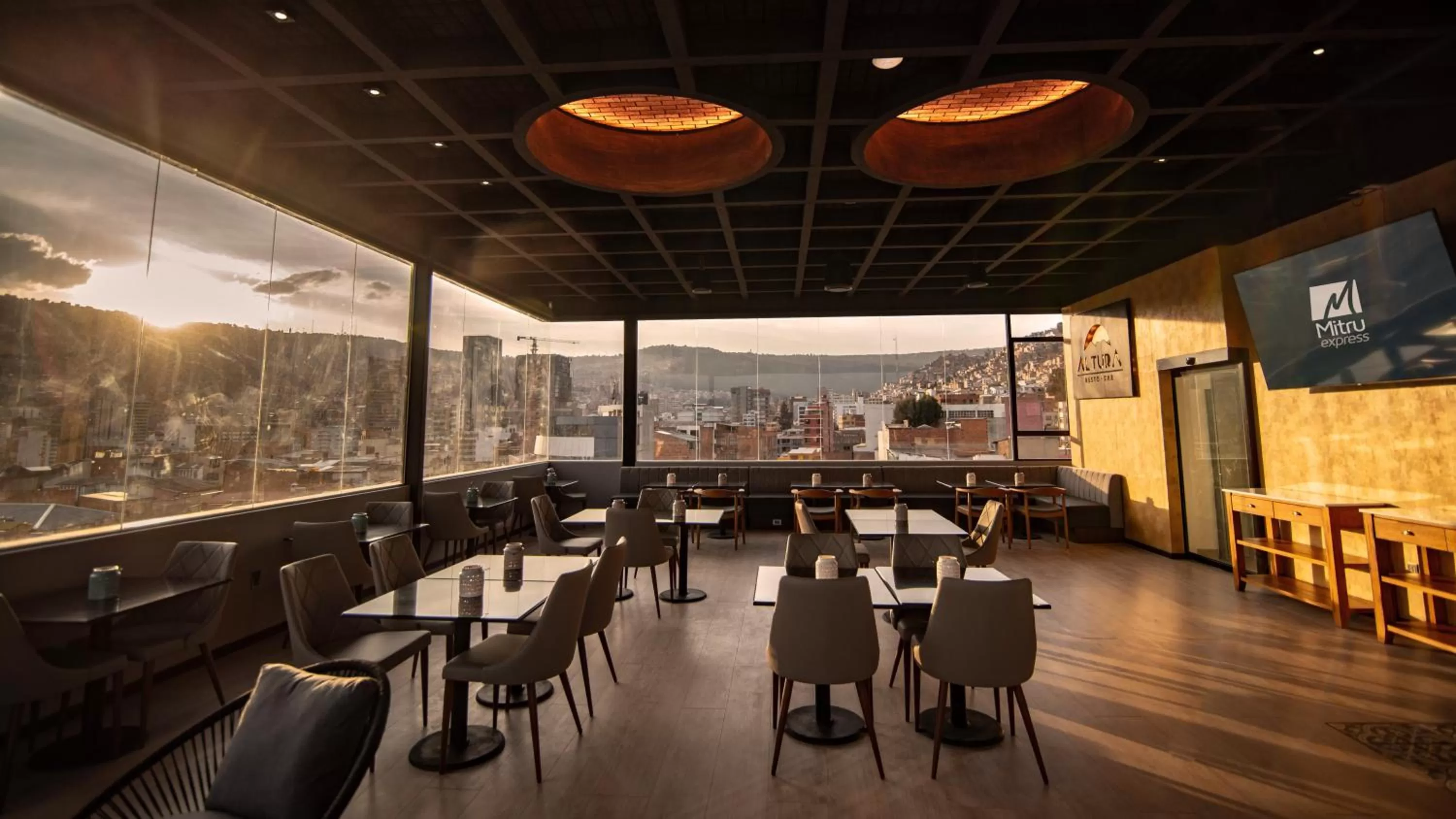 Restaurant/places to eat in Mitru Express Hotel