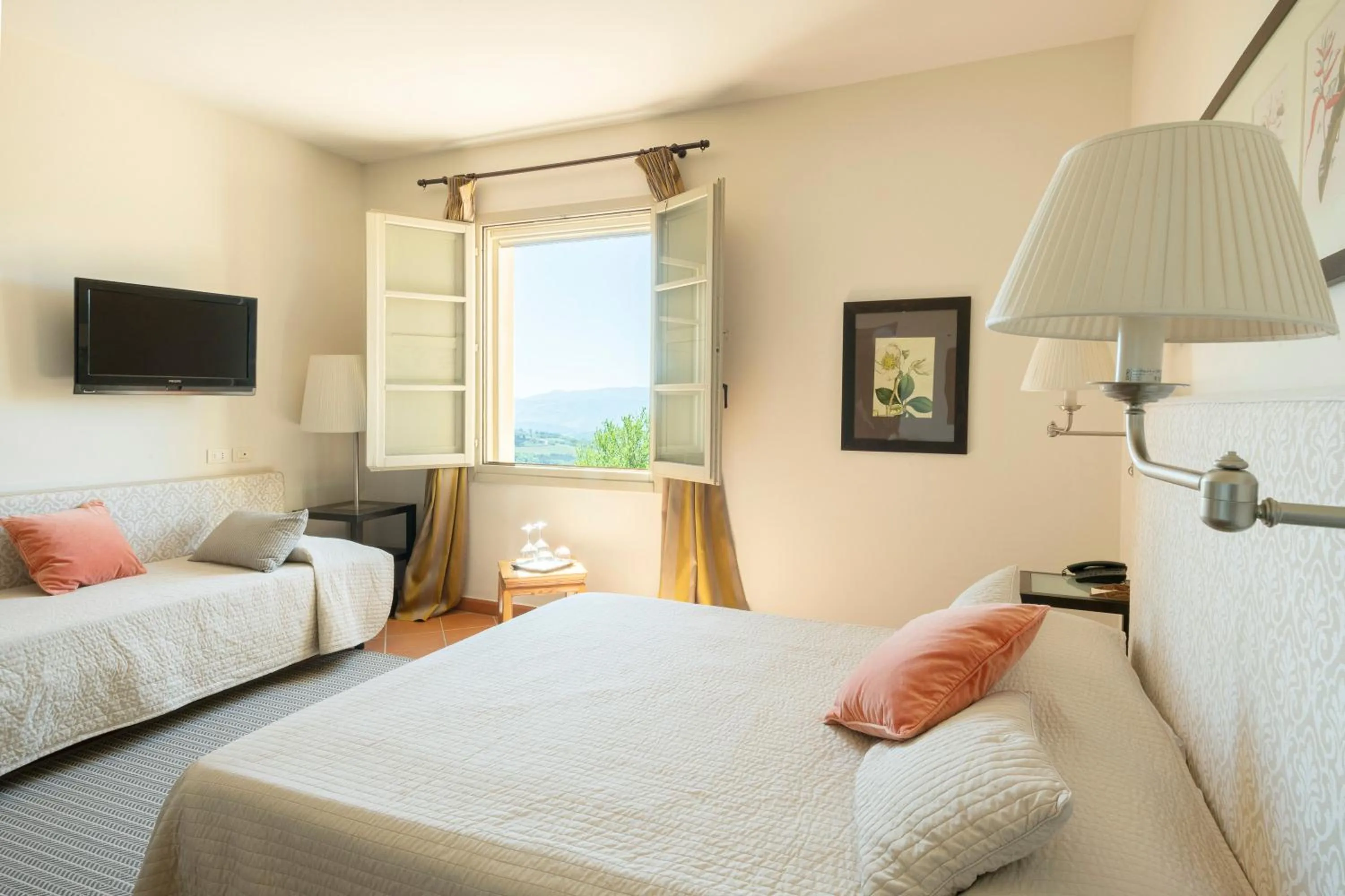 Photo of the whole room, Bed in Si Montalcino Hotel