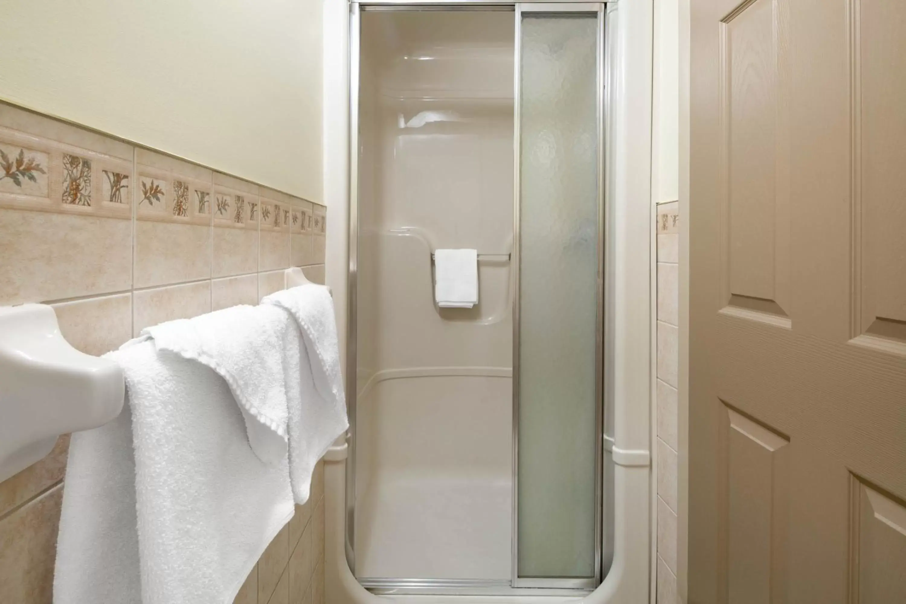 Deluxe King Room - Non-Smoking in Super 8 by Wyndham Niagara Falls by the Falls Deluxe King Room - Non-Smoking in Super 8 by Wyndham Niagara Falls by the Falls