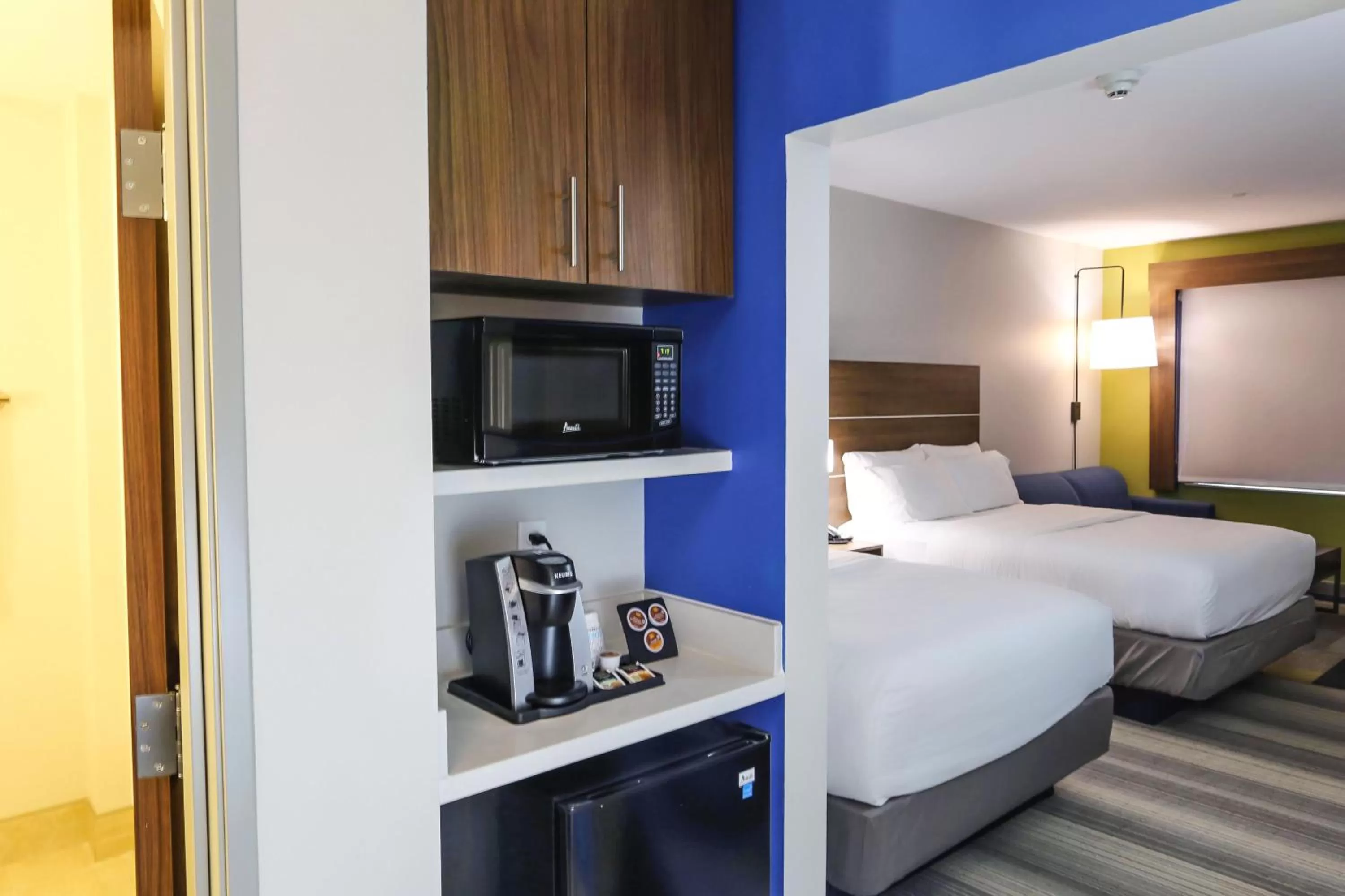 Photo of the whole room, Bed in Holiday Inn Express & Suites - Houston IAH - Beltway 8 by IHG