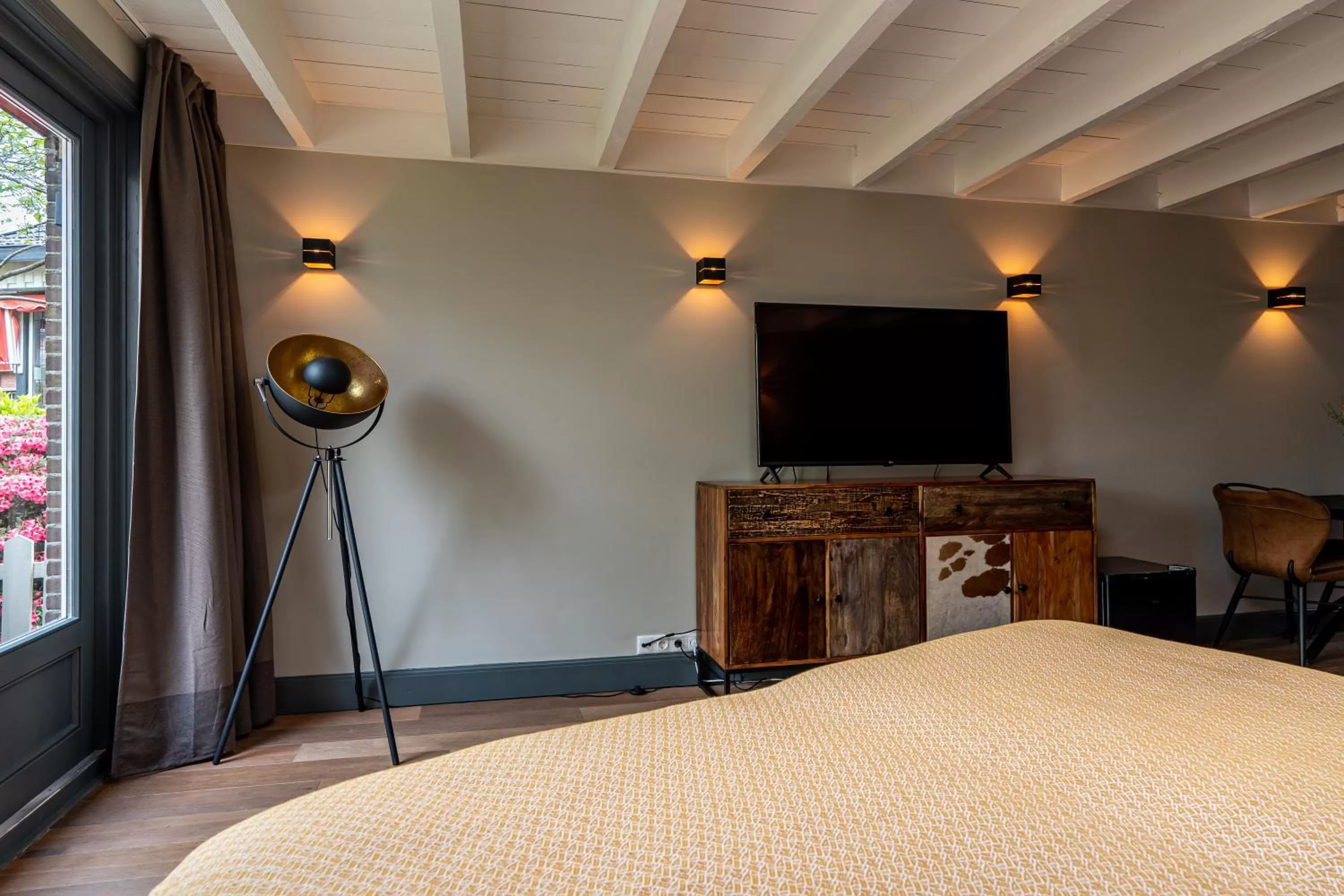 TV and multimedia, TV/Entertainment Center in Guesthouse Het Gouden Eiland