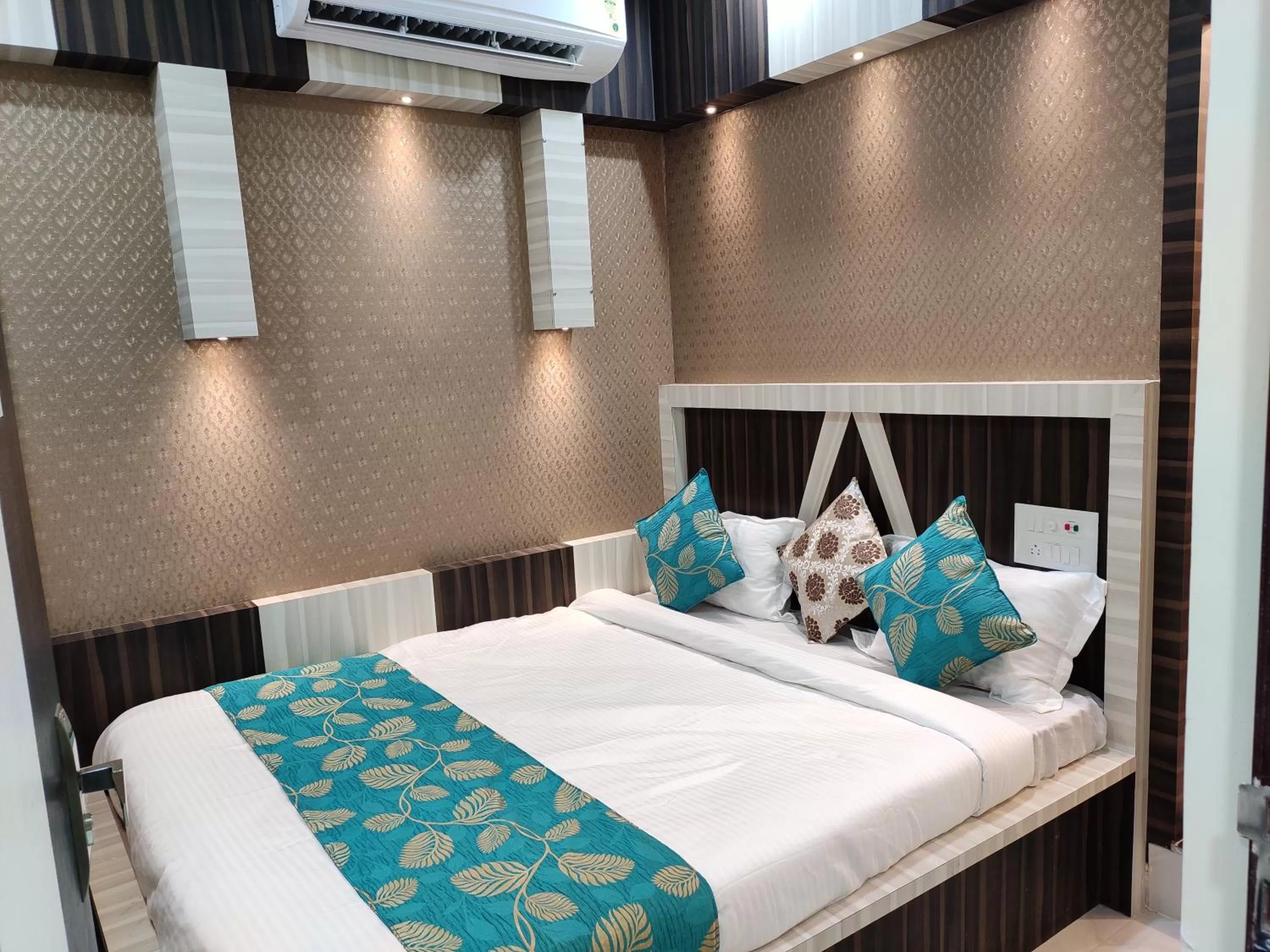 Bed in HOTEL CENTRAL SQUARE "A Couple Friendly Hotel"