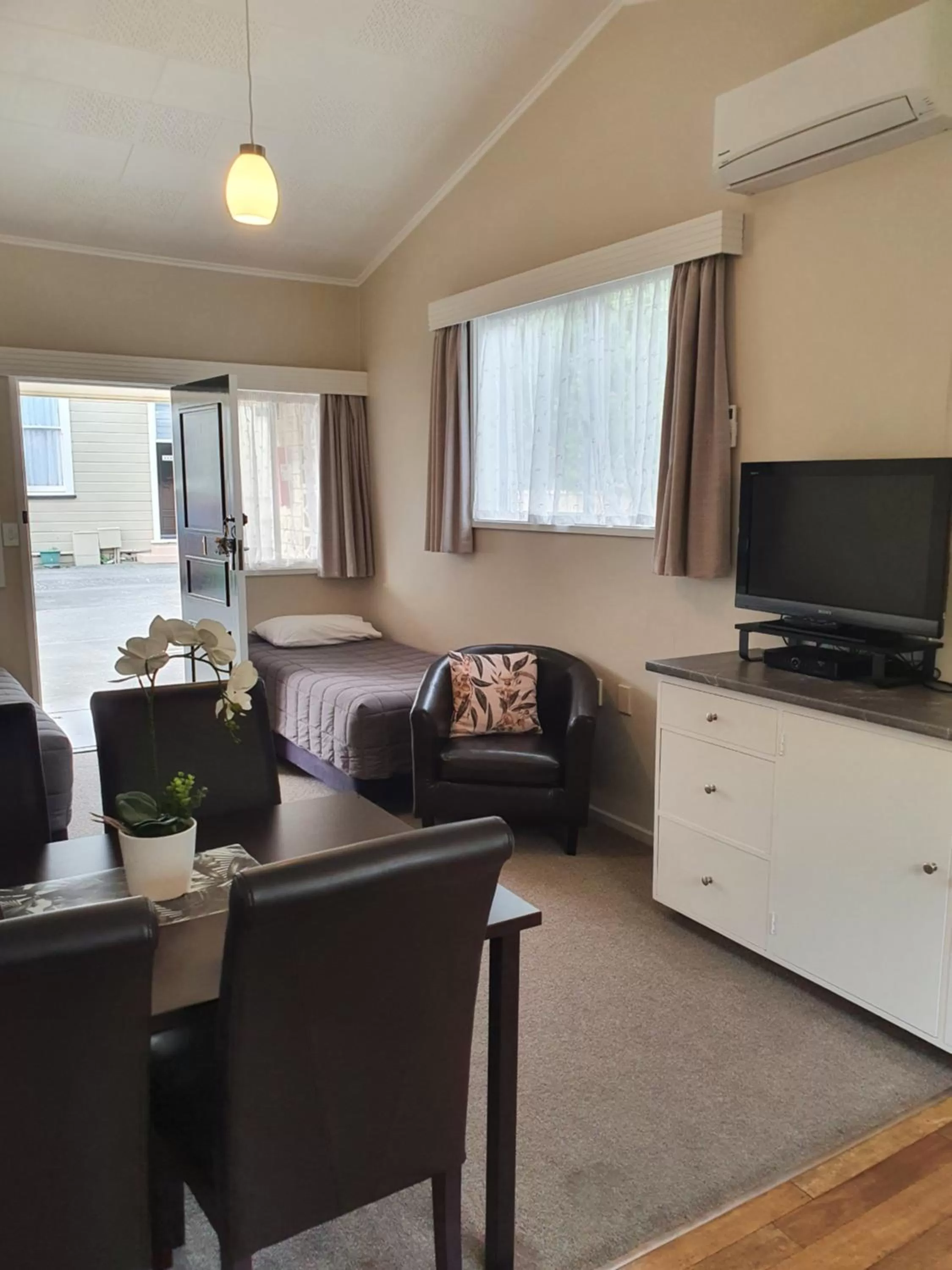 Living room, Seating Area in Gardner Court Motel