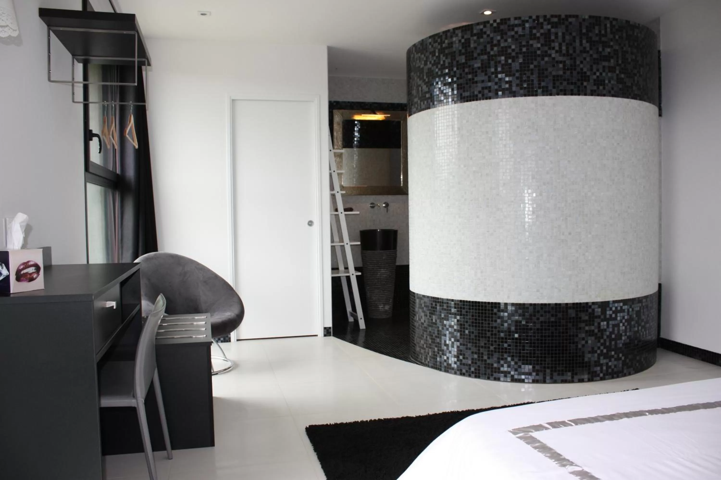 Shower, Seating Area in Un Moment à la Campagne