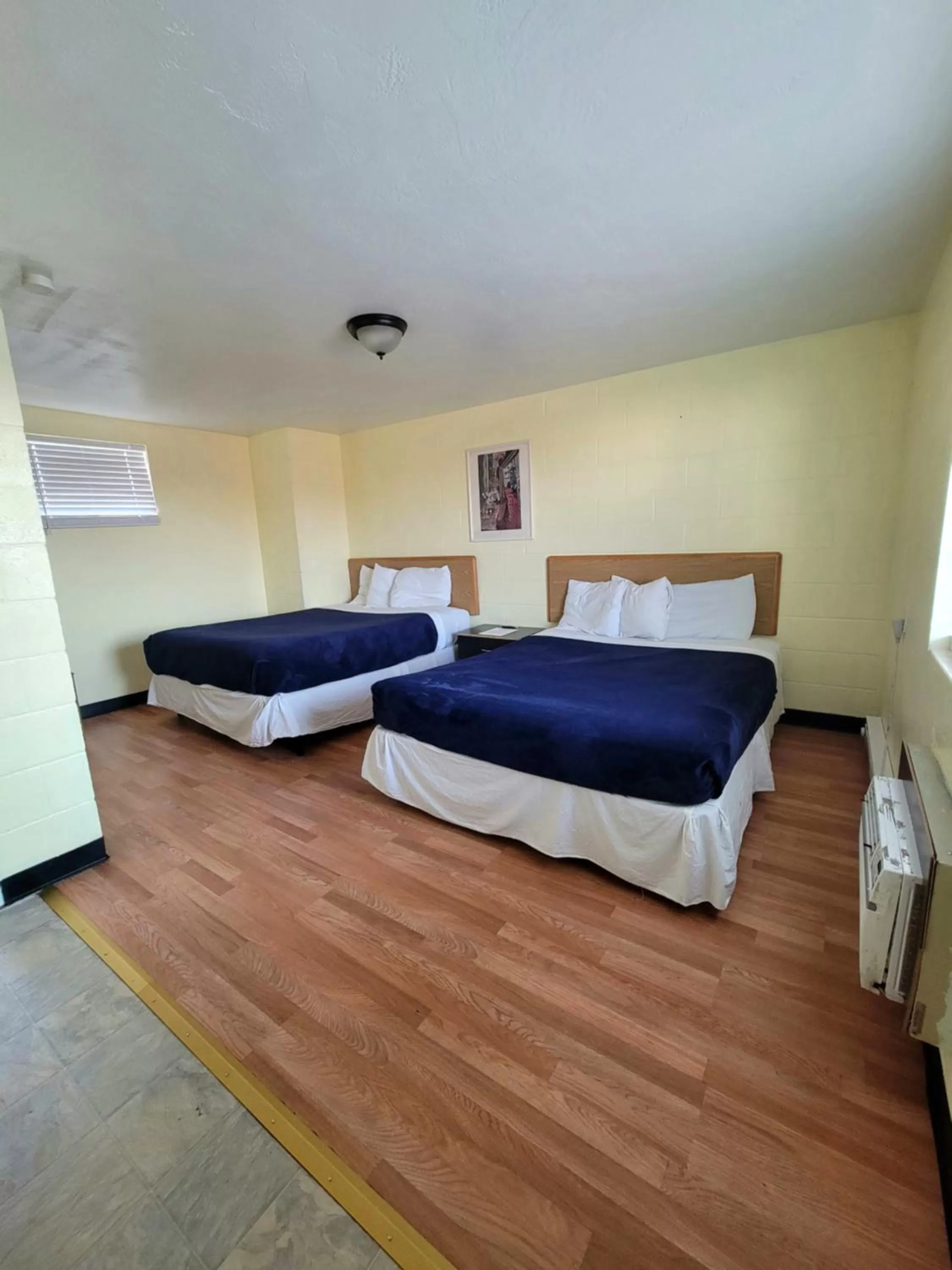 Photo of the whole room, Bed in Inn On 3rd Ave