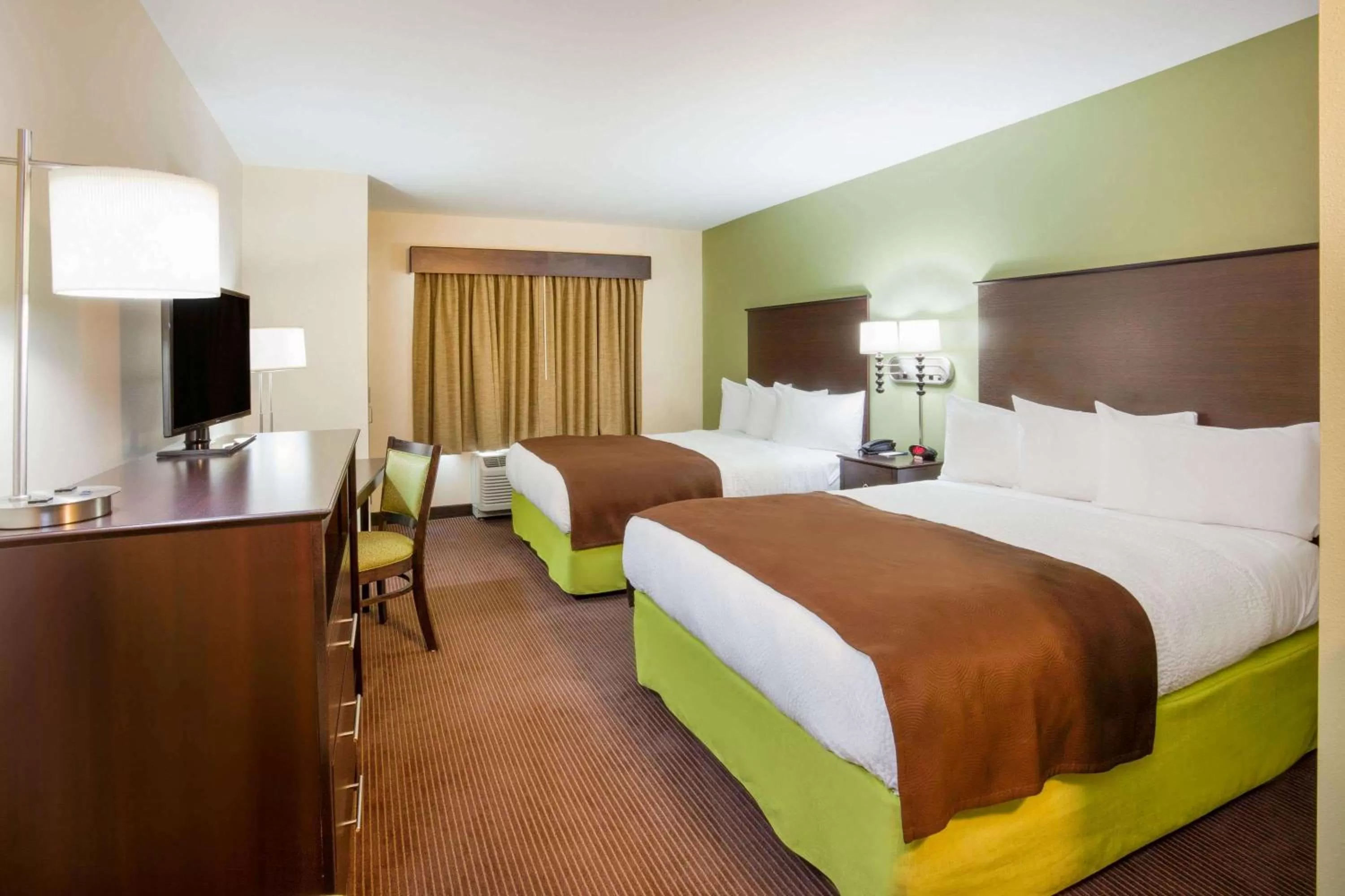 Photo of the whole room, Bed in AmericInn by Wyndham Hartford SD