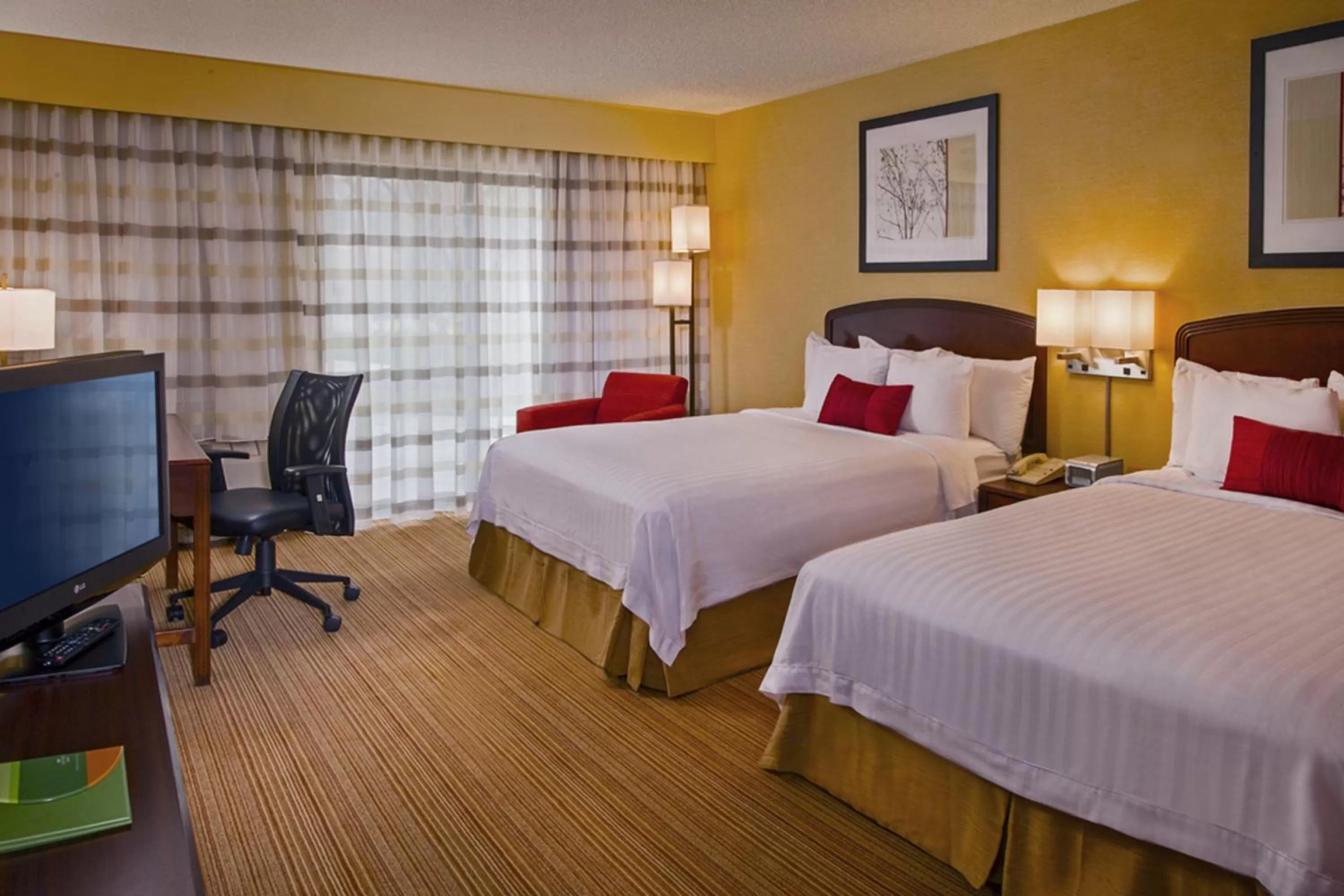 Photo of the whole room, Bed in Courtyard by Marriott Richmond Northwest