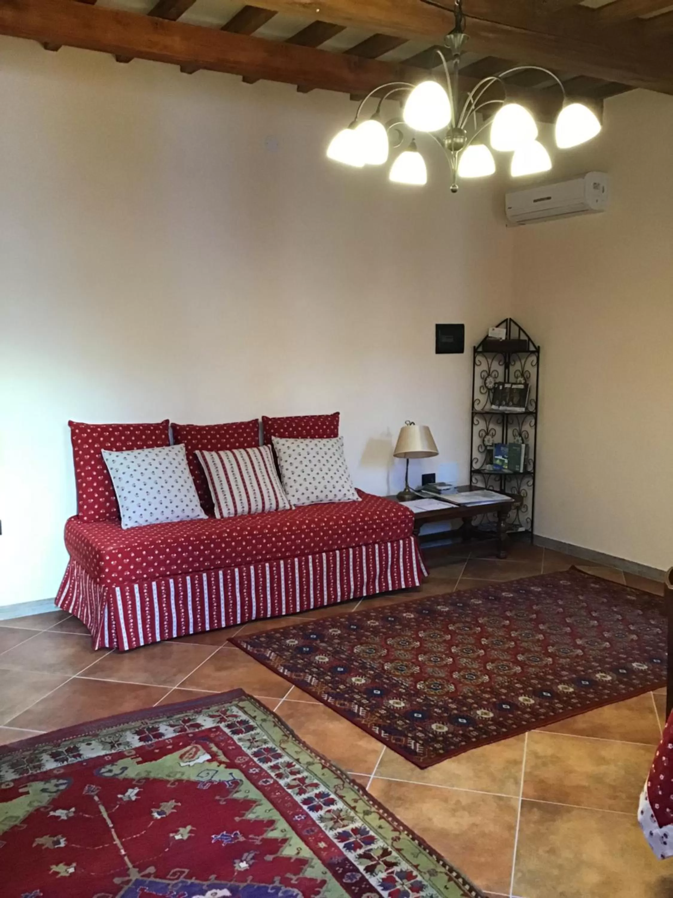 Living room, Bed in B&B Polirone