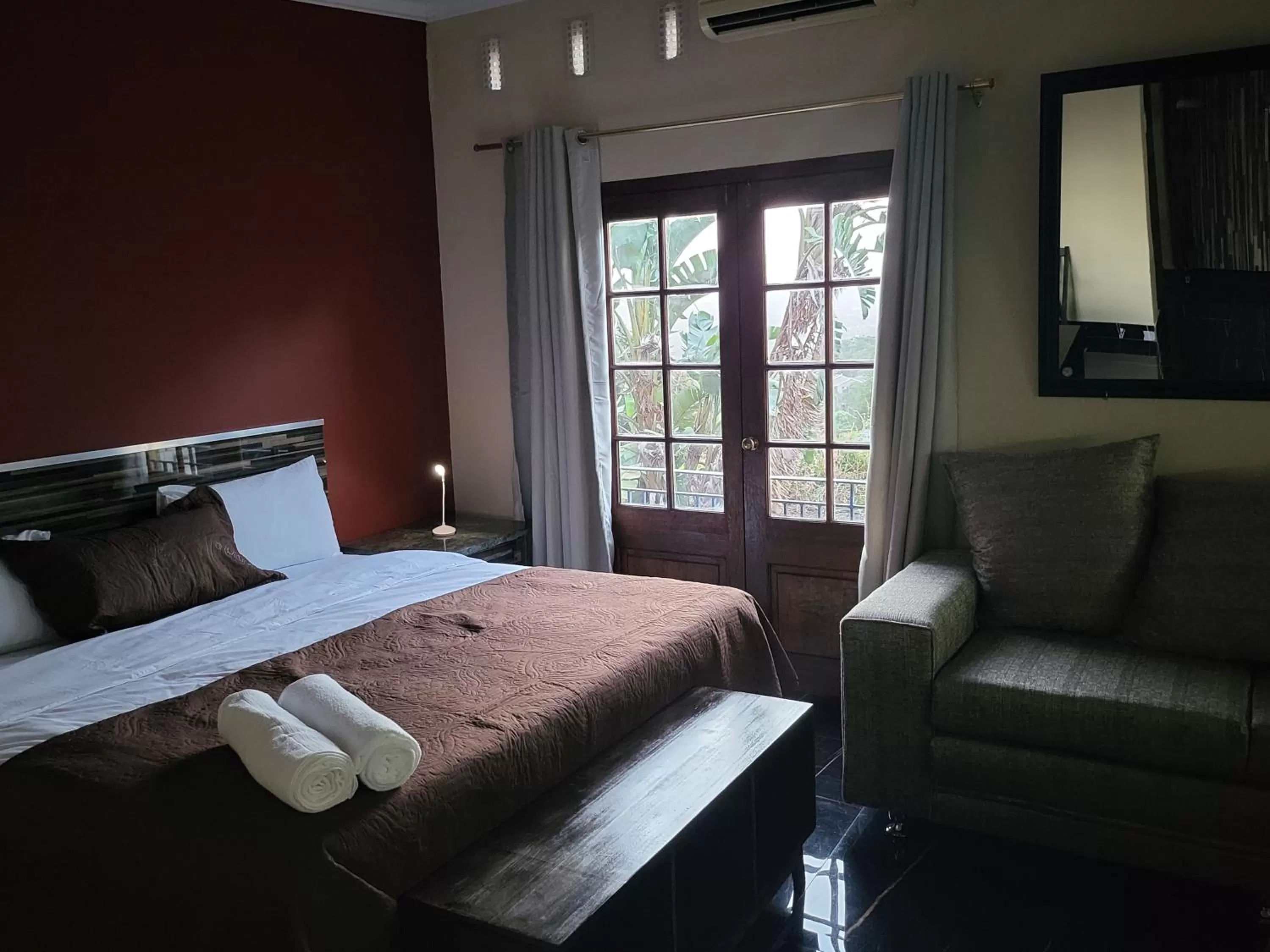 Photo of the whole room, Bed in Gem of Manor drive