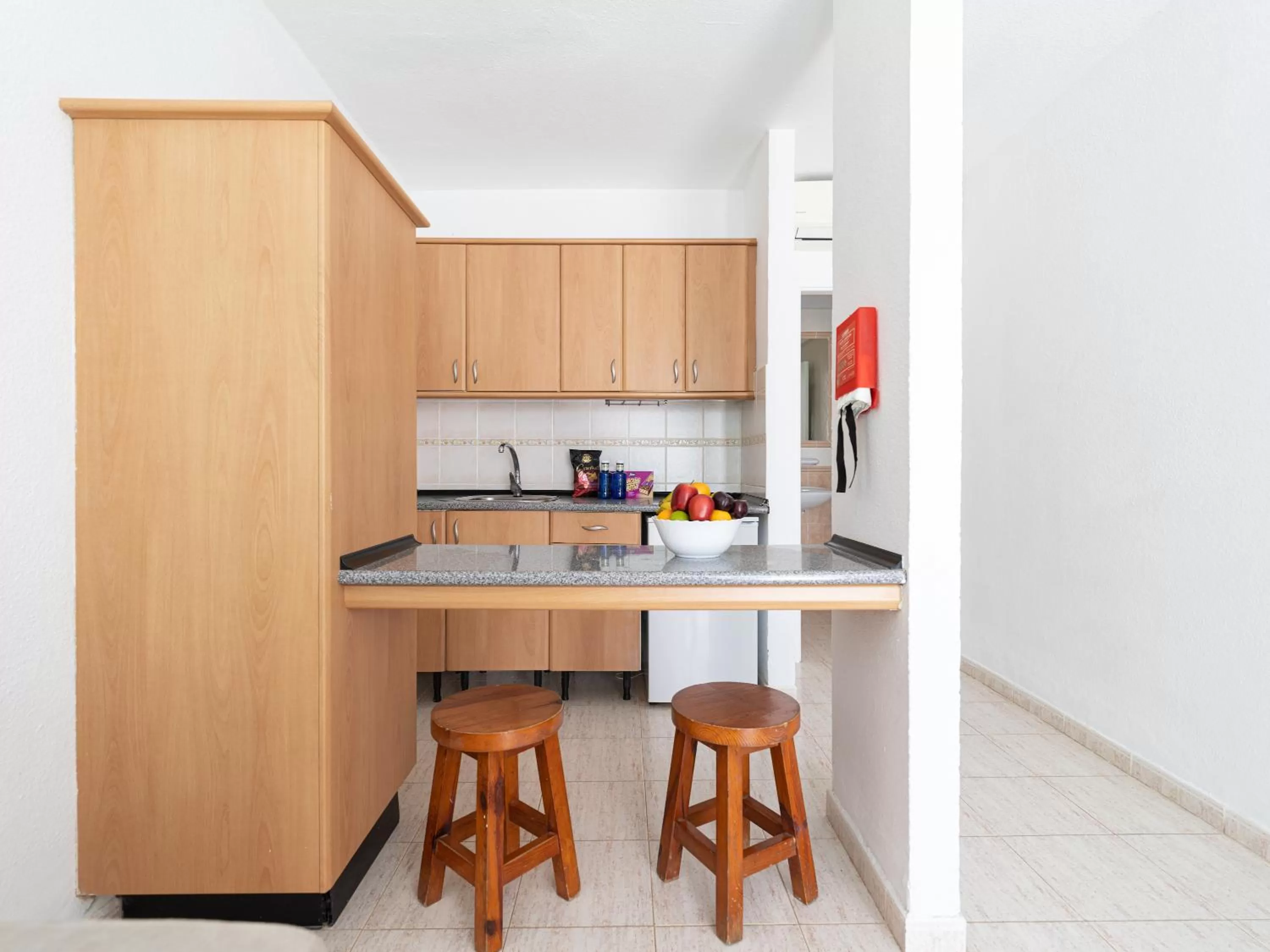 Kitchen or kitchenette, Kitchen/Kitchenette in HomeForGuest Apartamento 13 con terraza y piscina en Corralejo