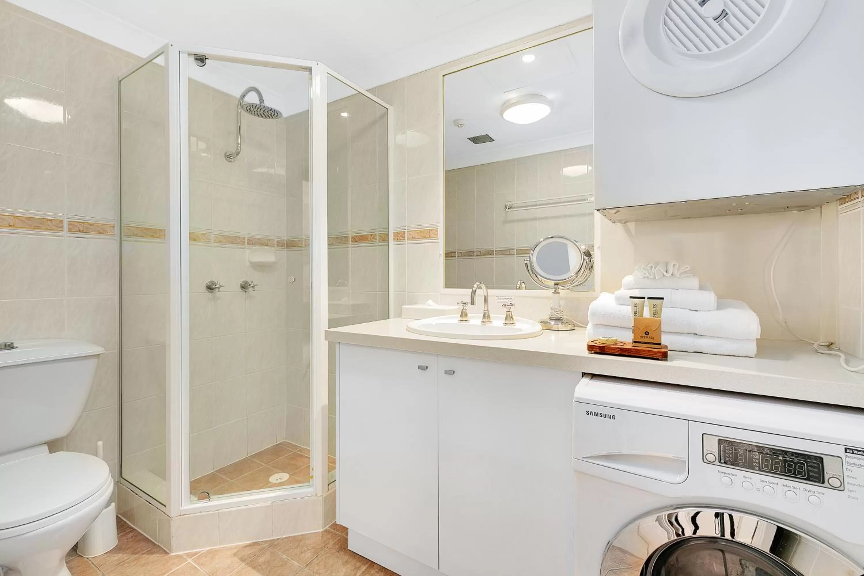 Shower in Manor Apartment Hotel