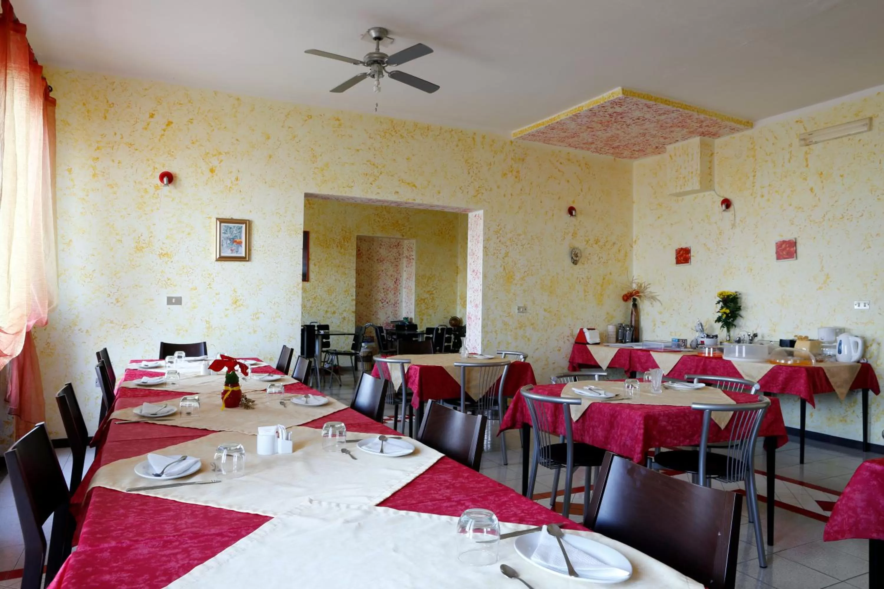 Restaurant/places to eat in Hotel Food & Drink