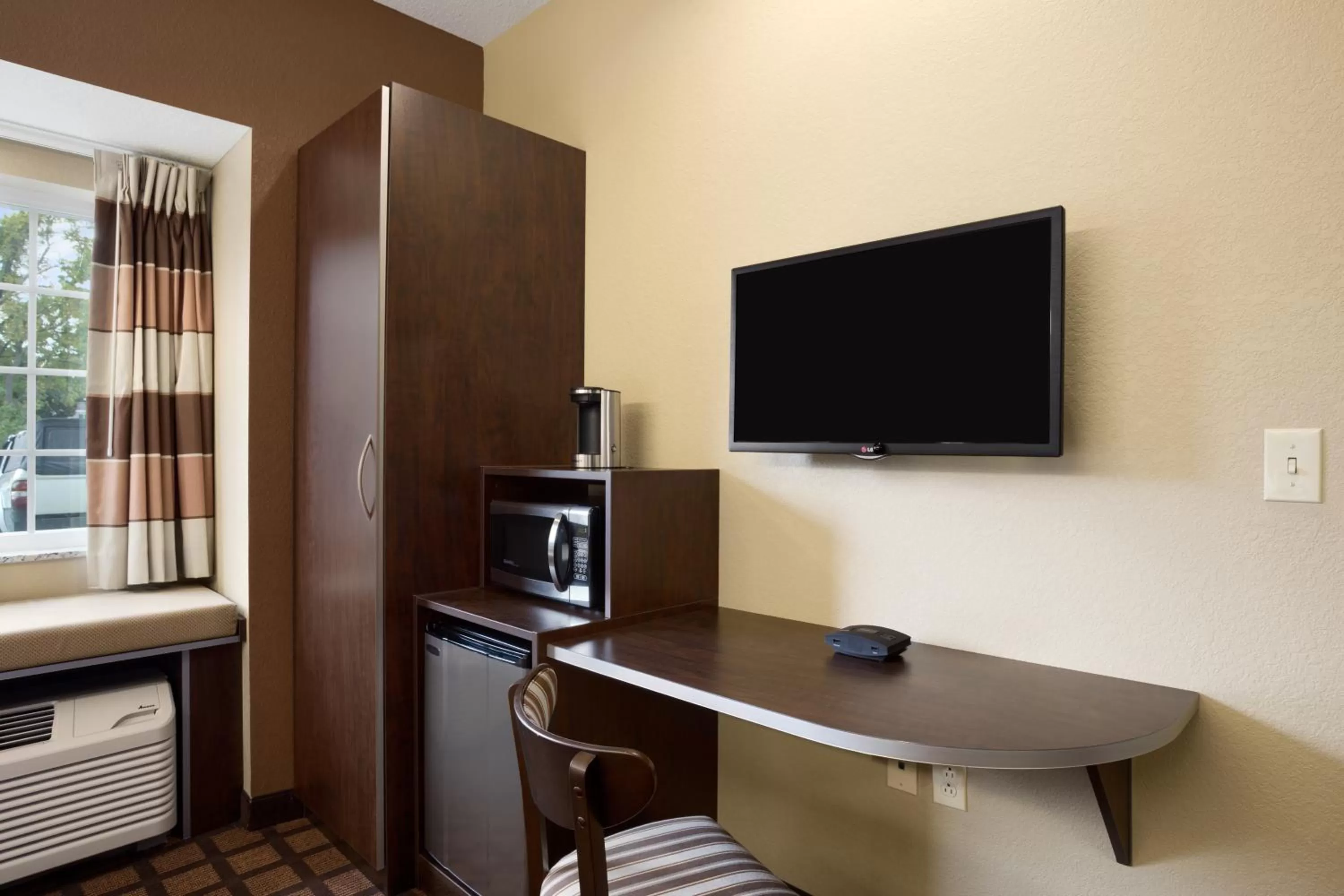 TV and multimedia in Microtel Inn & Suites by Wyndham Williston