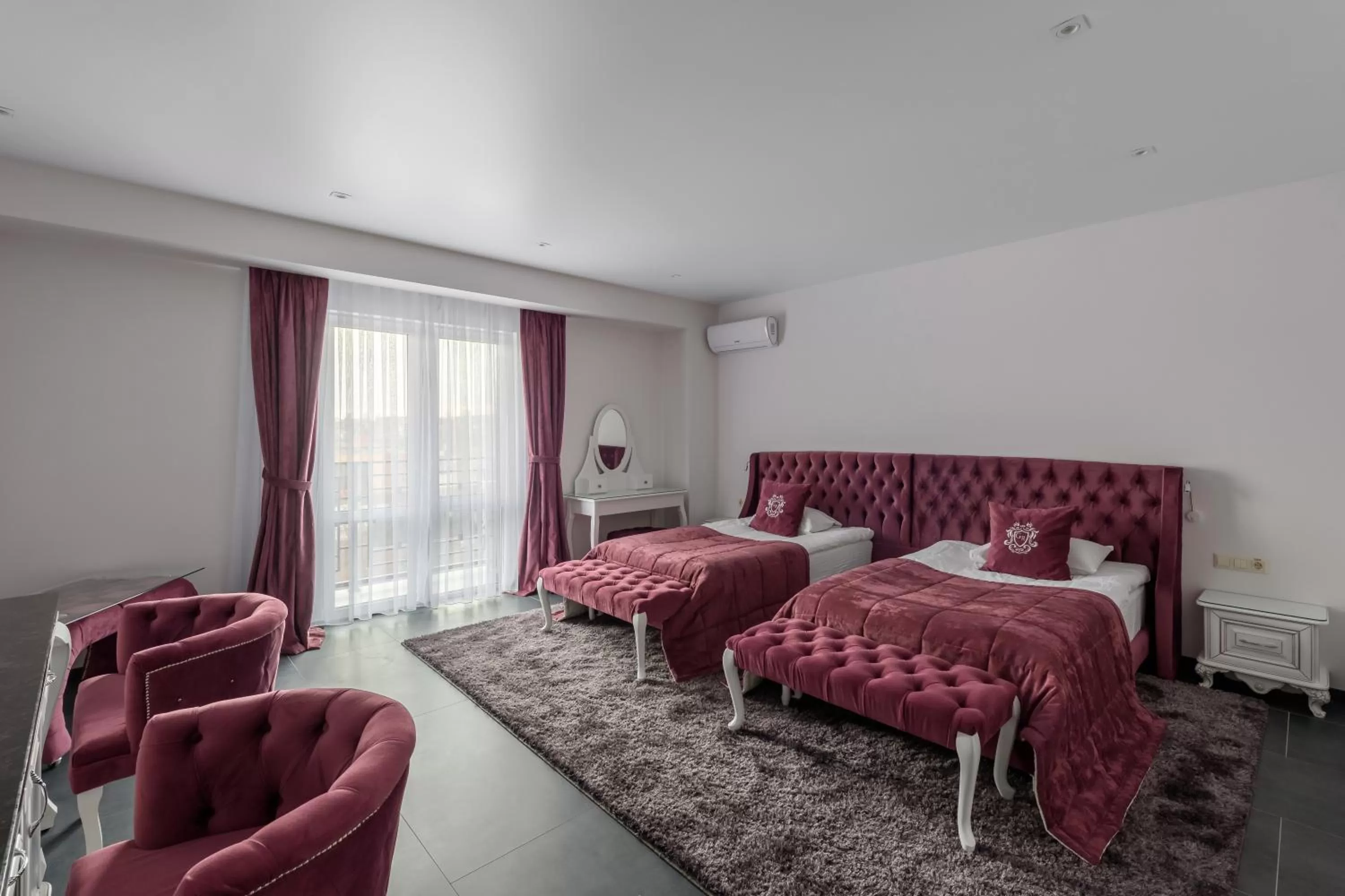 Photo of the whole room, Bed in Grand Royal