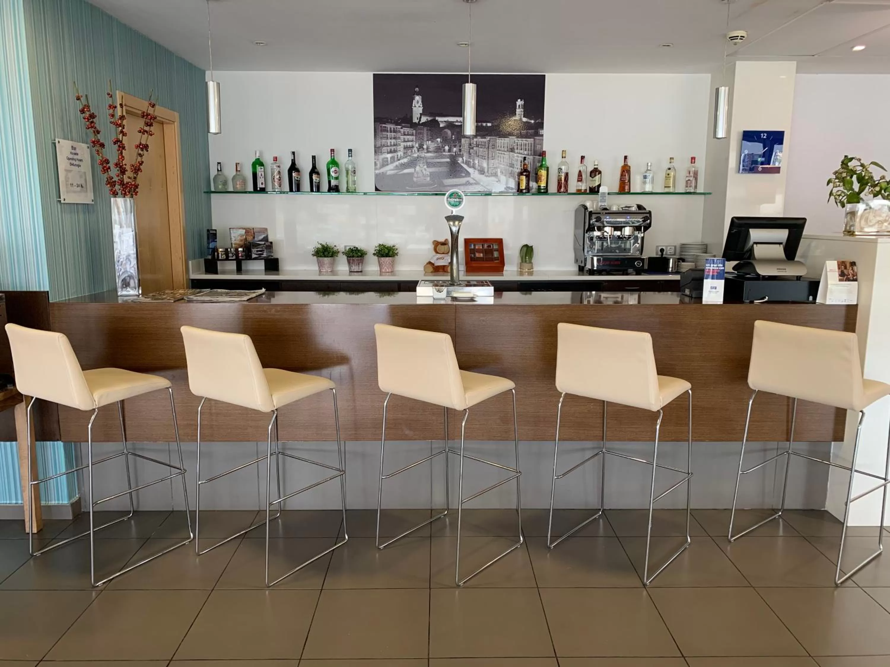 Lounge or bar in Holiday Inn Express Vitoria by IHG