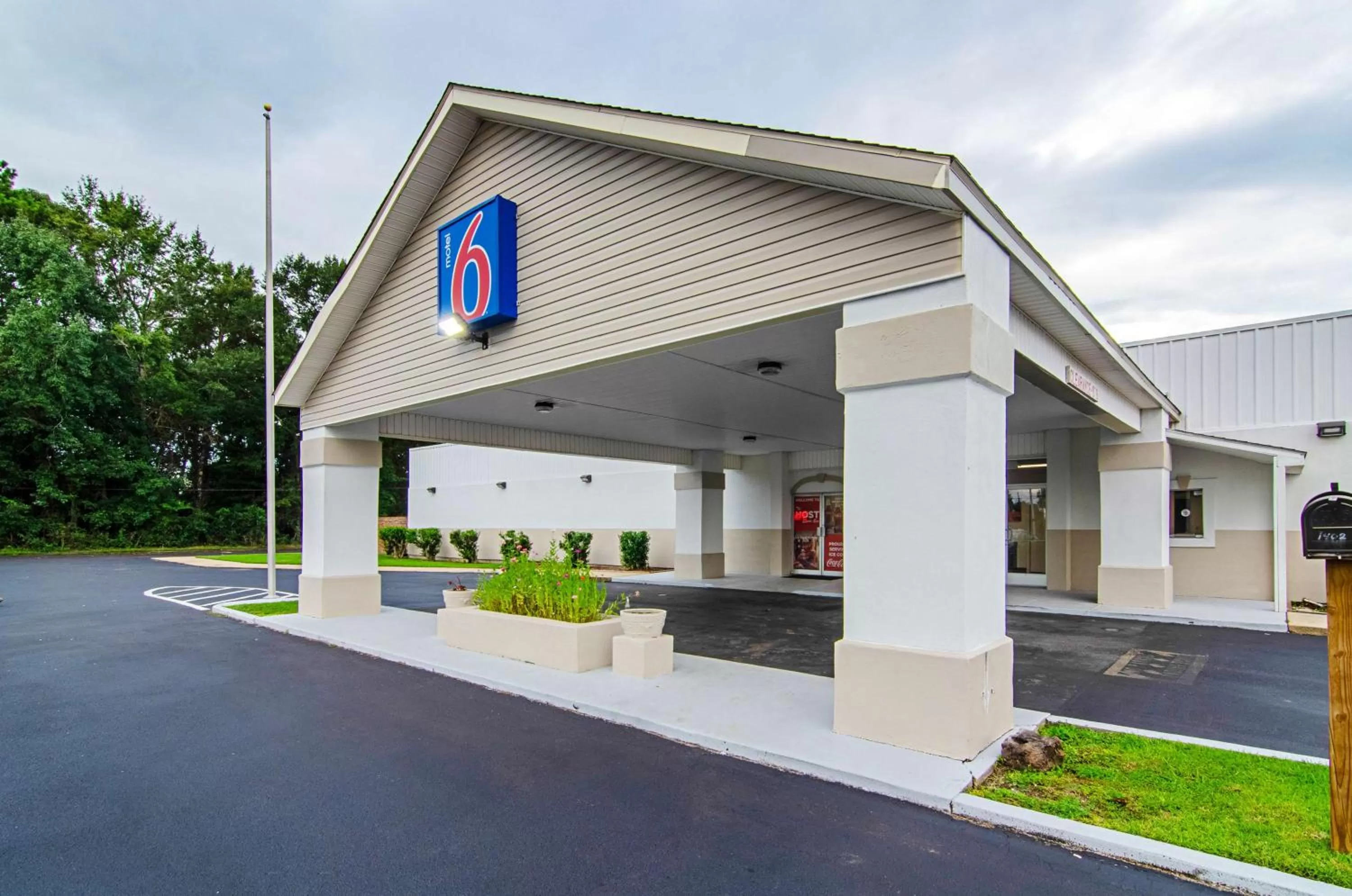 Property building in Motel 6-Bay Minette, AL