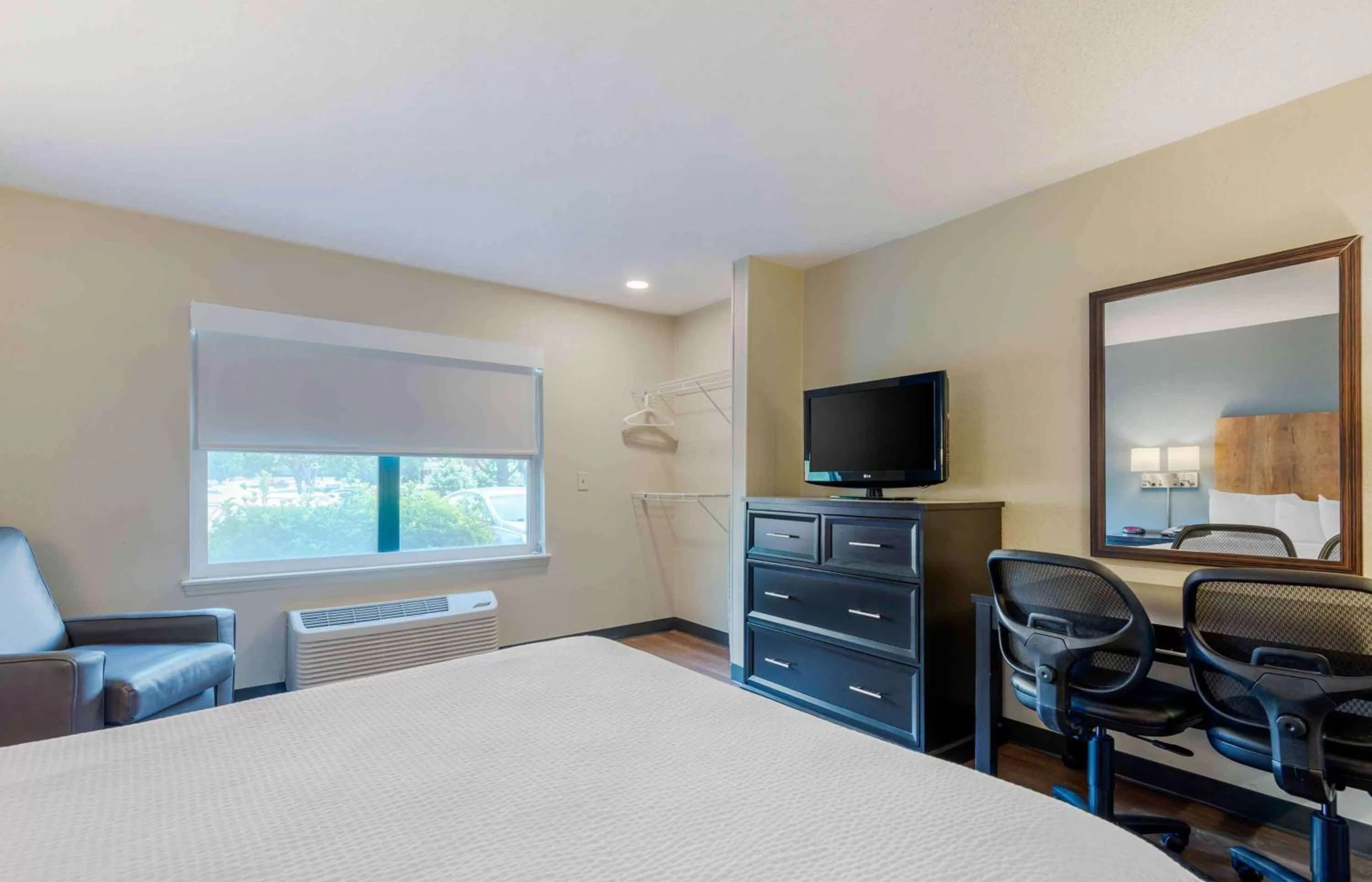 Bedroom, Bed in Extended Stay America Select Suites - Charlotte - Tyvola Rd