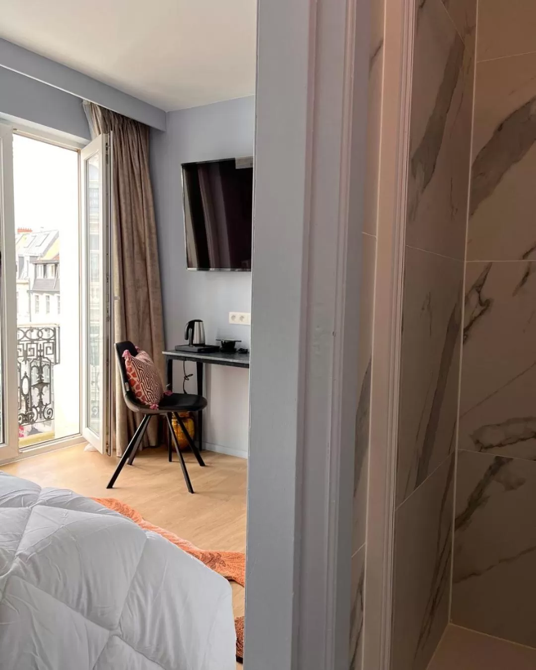 TV and multimedia in Hôtel La Pièce