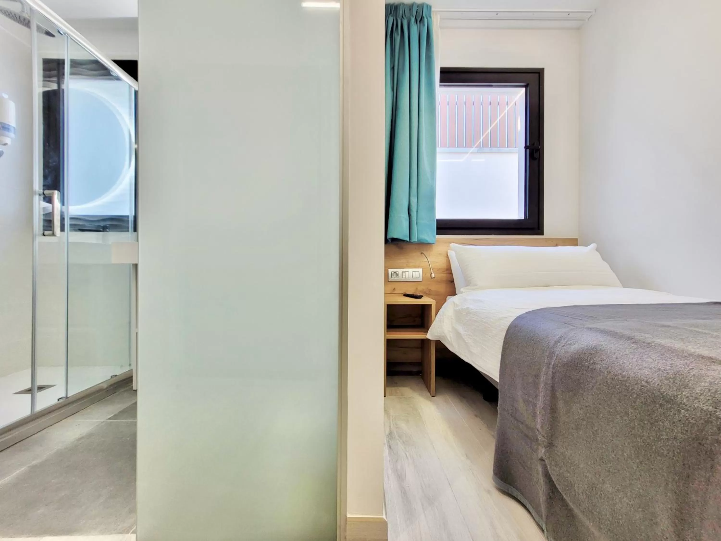 Shower, Bed in Puerto Azul