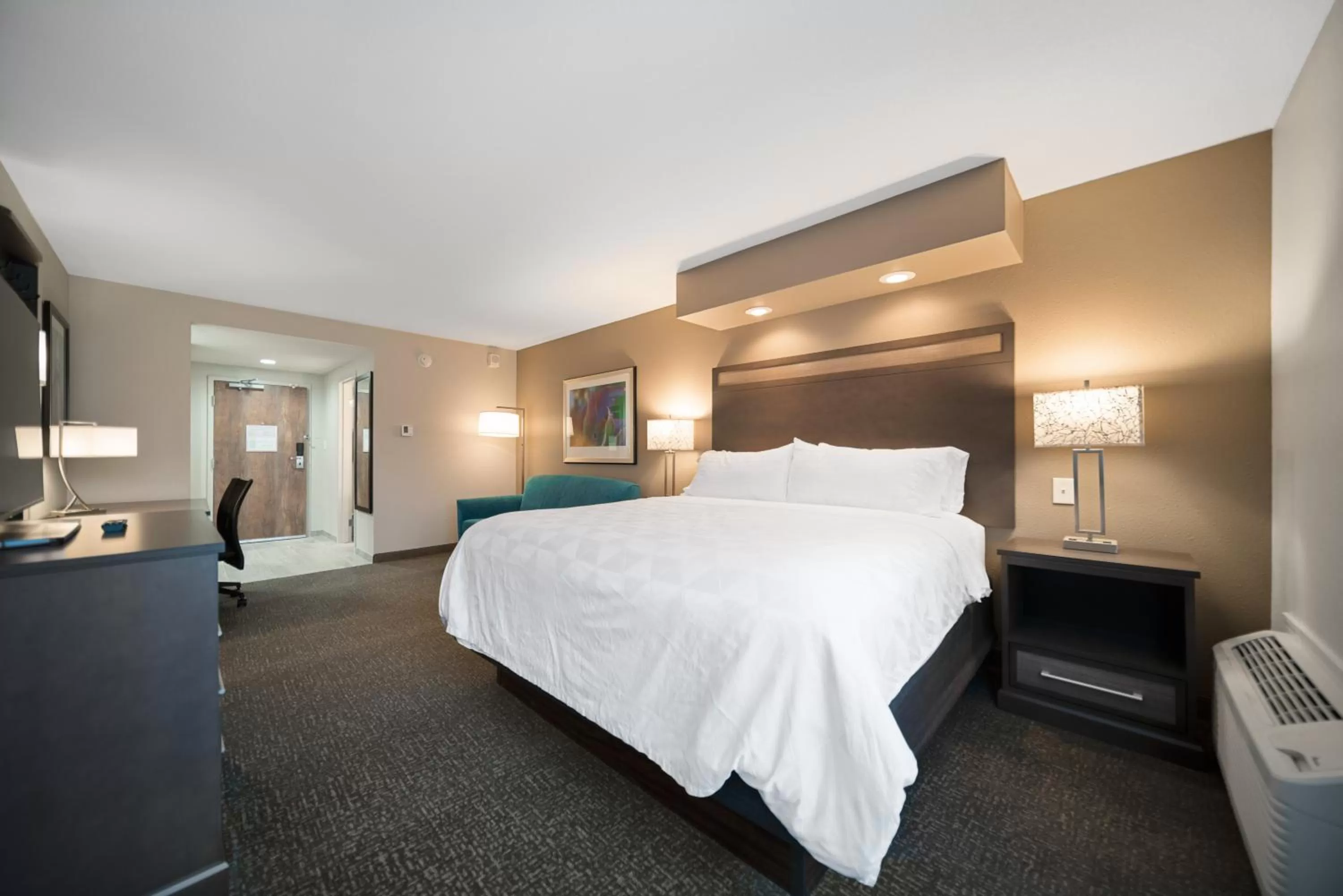 Photo of the whole room, Bed in Holiday Inn Kearney by IHG