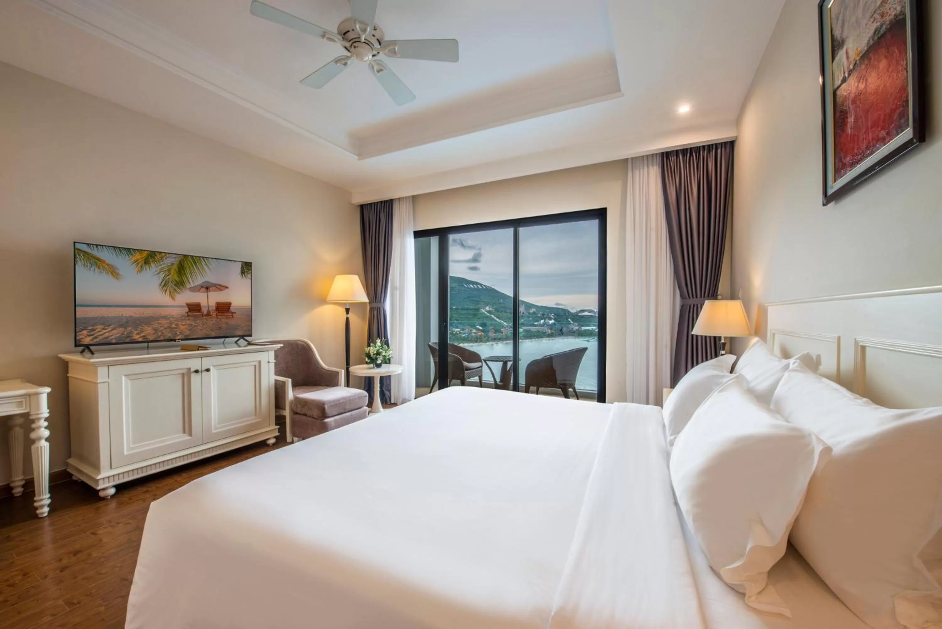 Bedroom, Bed in Vinpearl Resort & Spa Nha Trang Bay