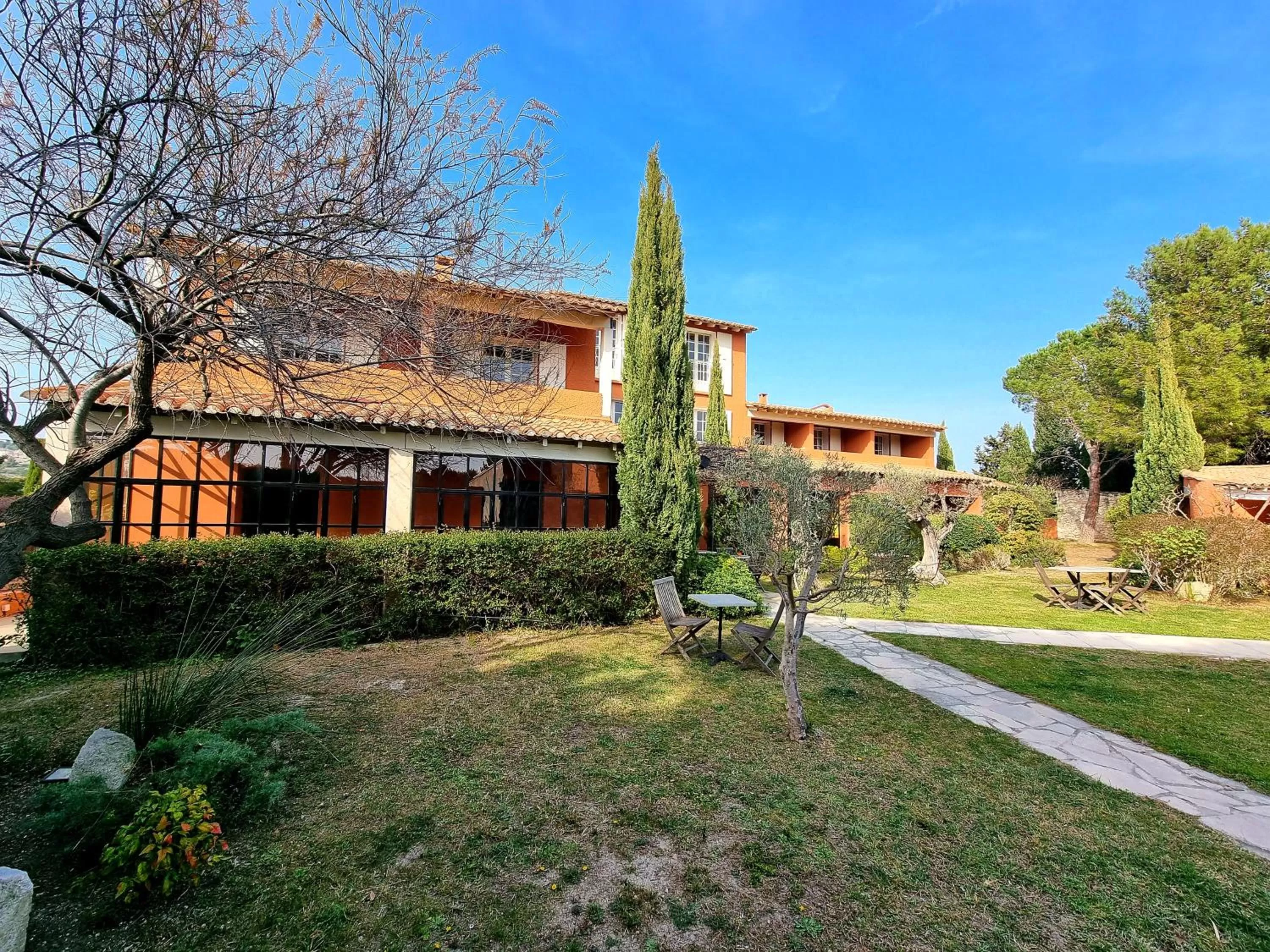 Property Building in Castillon Des Baux