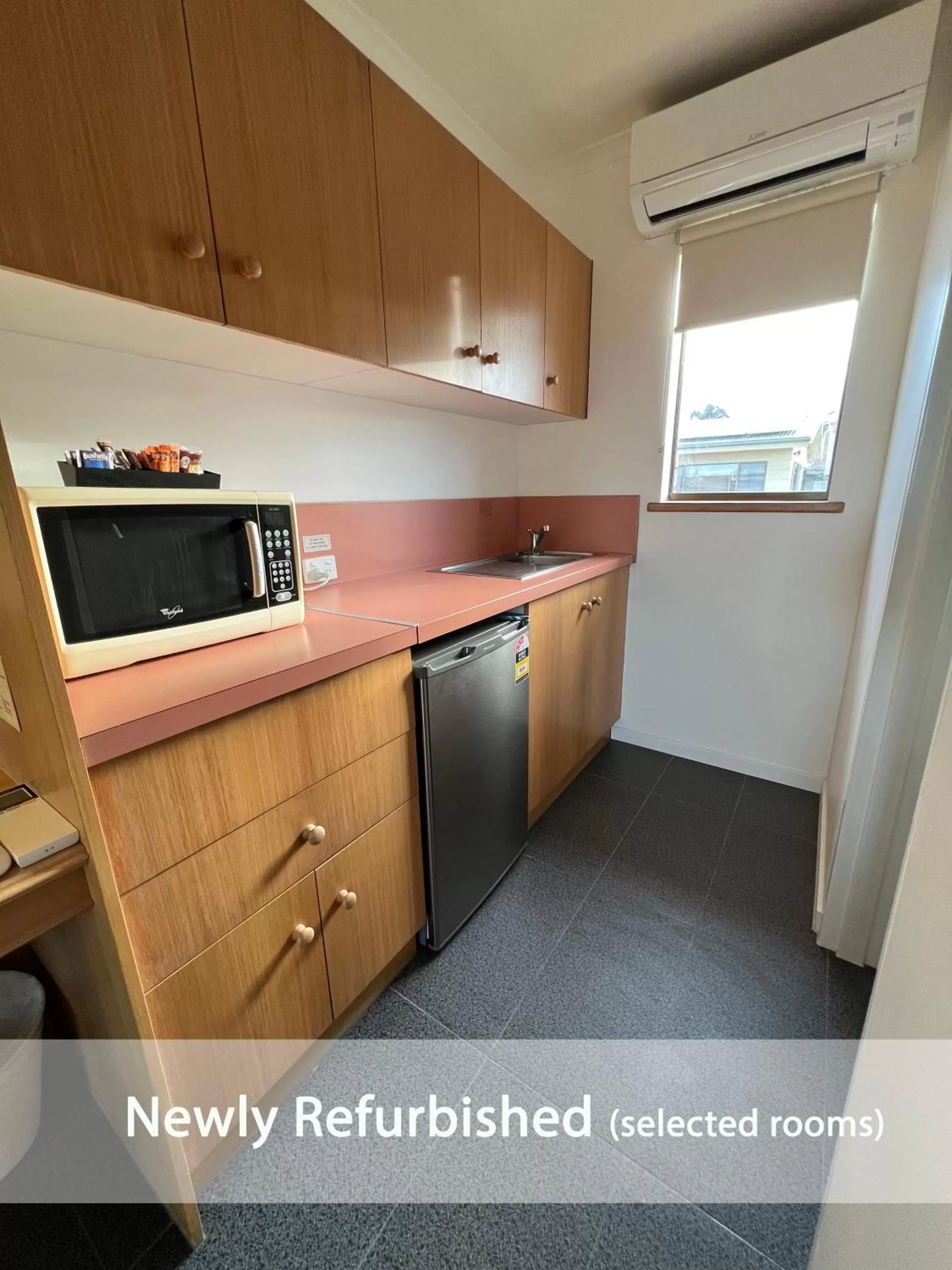 Kitchen or kitchenette in Summerhill Motor Inn