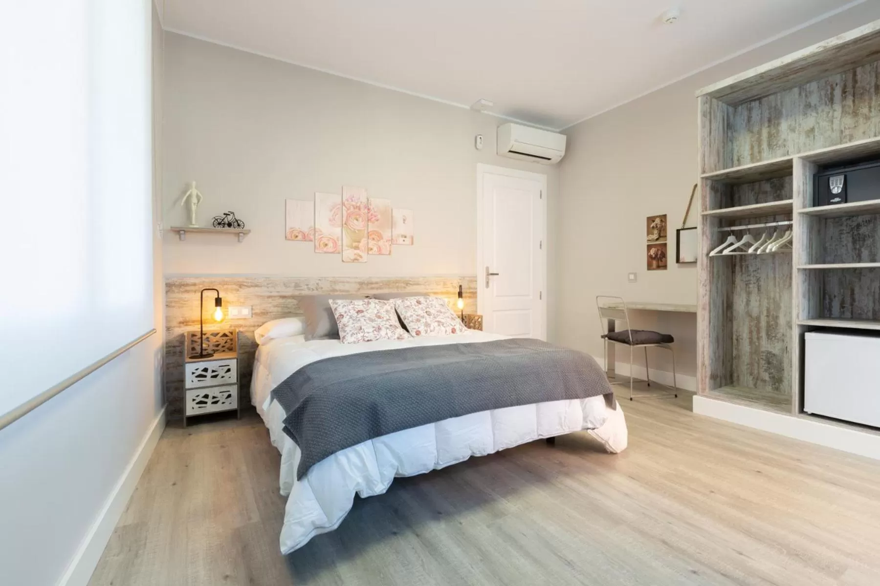 Deluxe Double Room with Balcony in Urban Sabadell