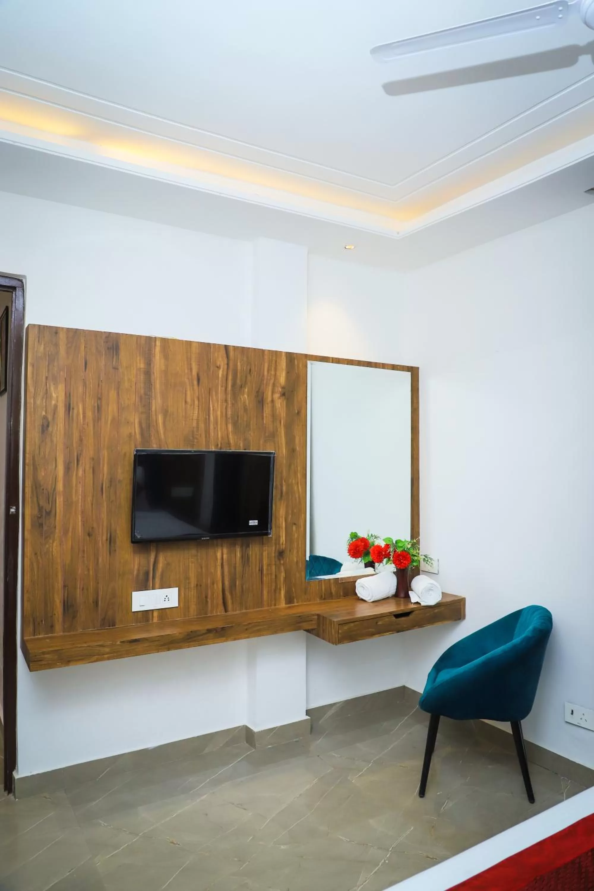 TV and multimedia in Hotel Dream Town By Cozy Hotels & Resorts