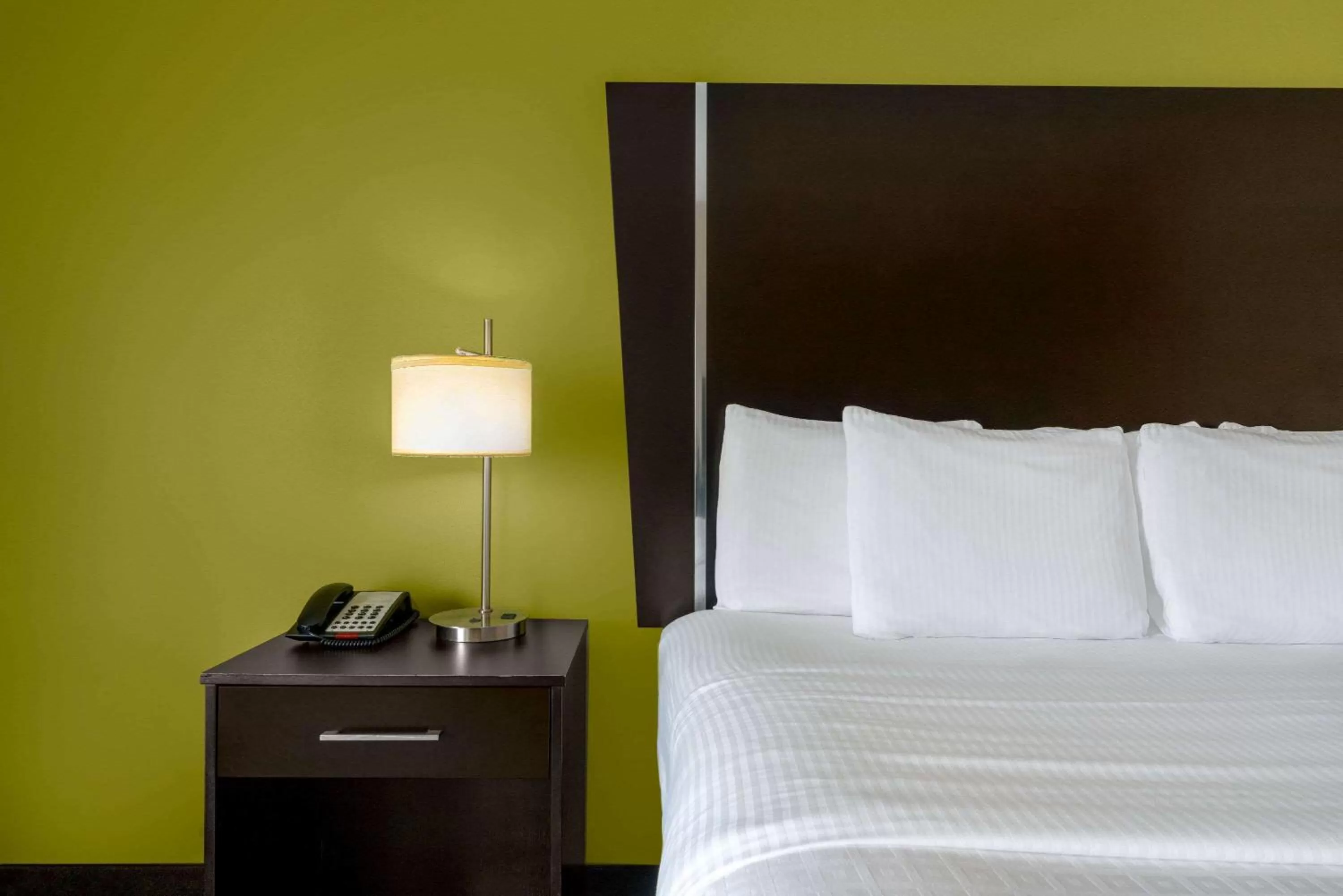 Photo of the whole room, Bed in La Quinta by Wyndham Muskogee