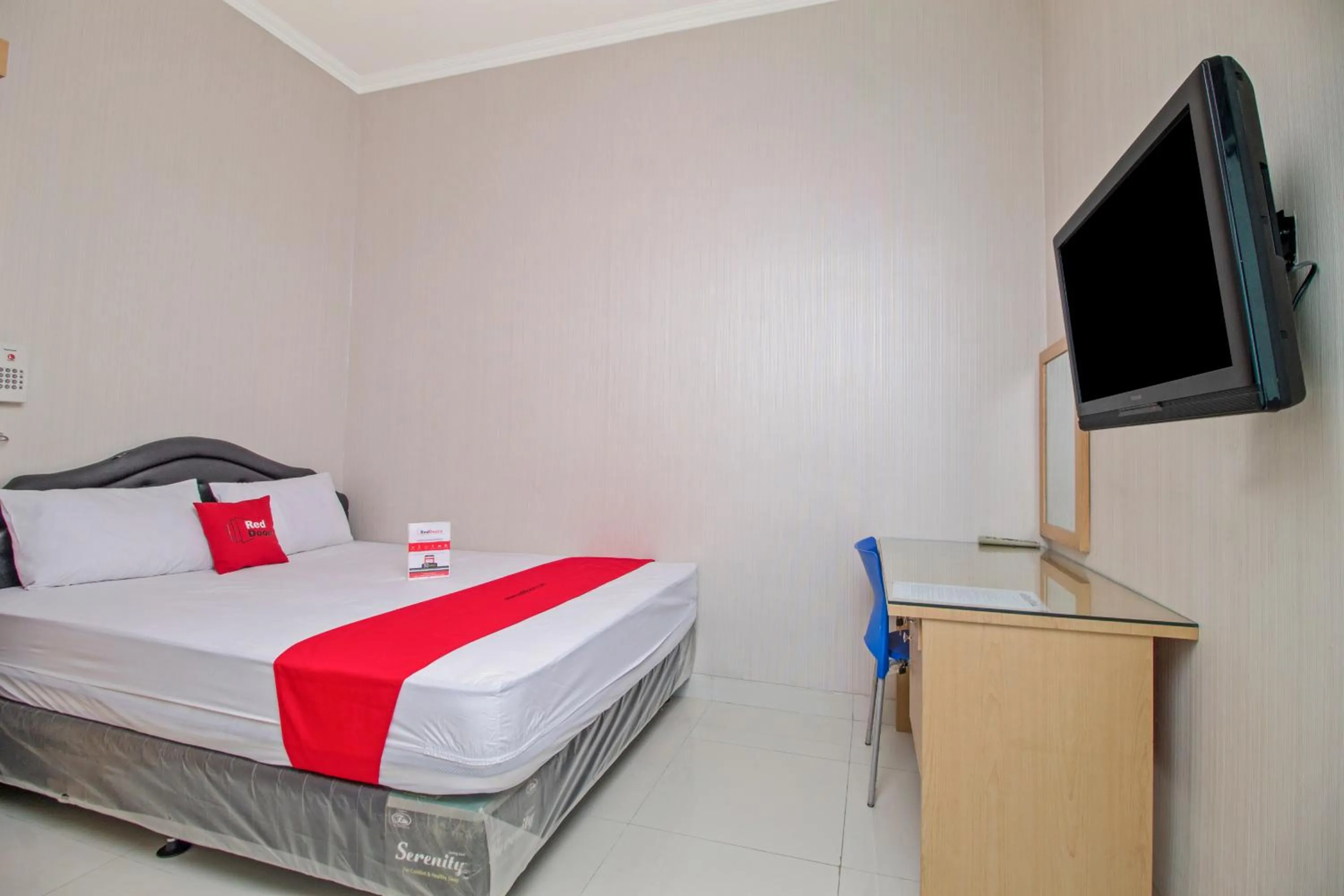 Bedroom, Bed in RedDoorz @ Mangga Besar 2