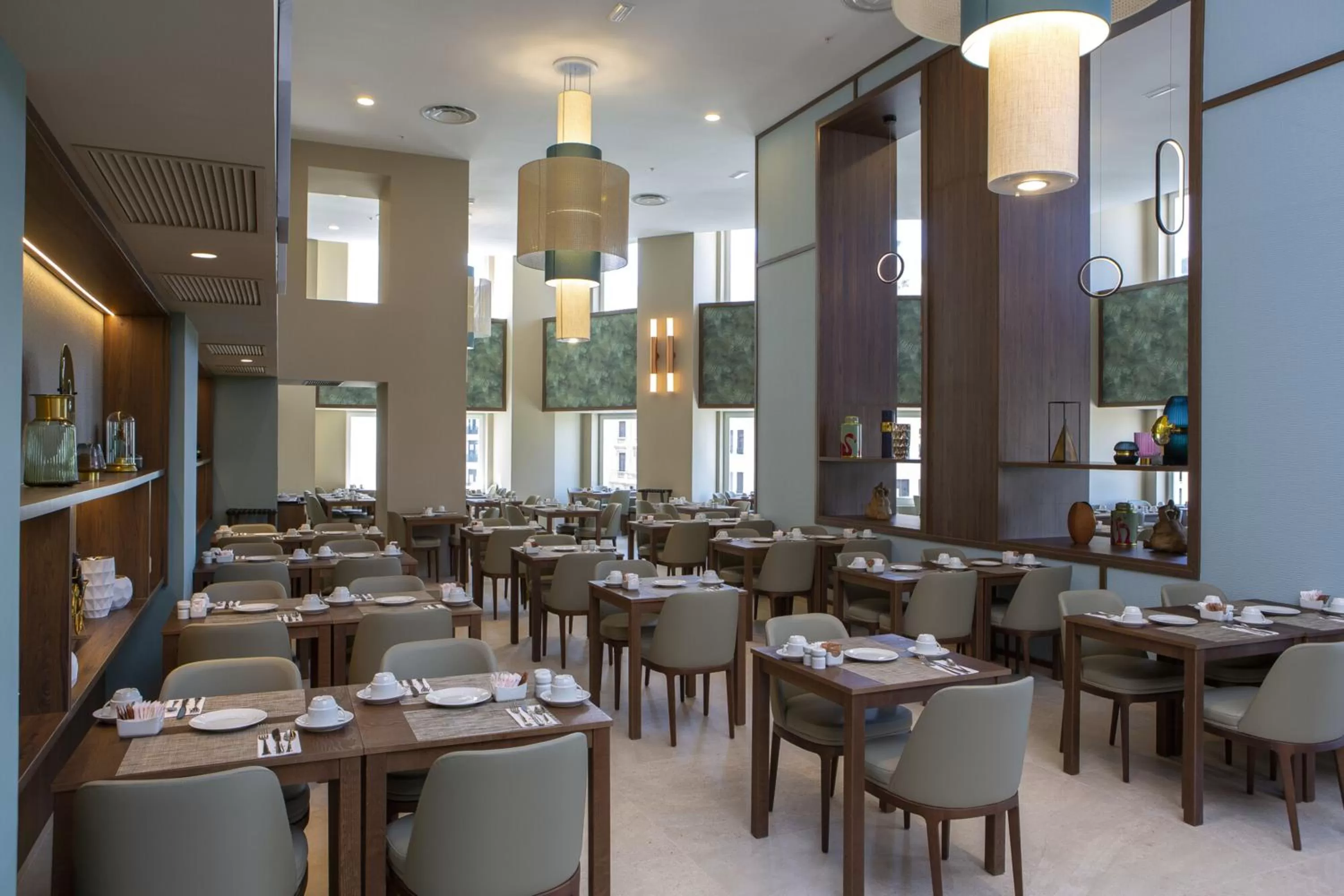 Restaurant/places to eat in Riu Plaza España