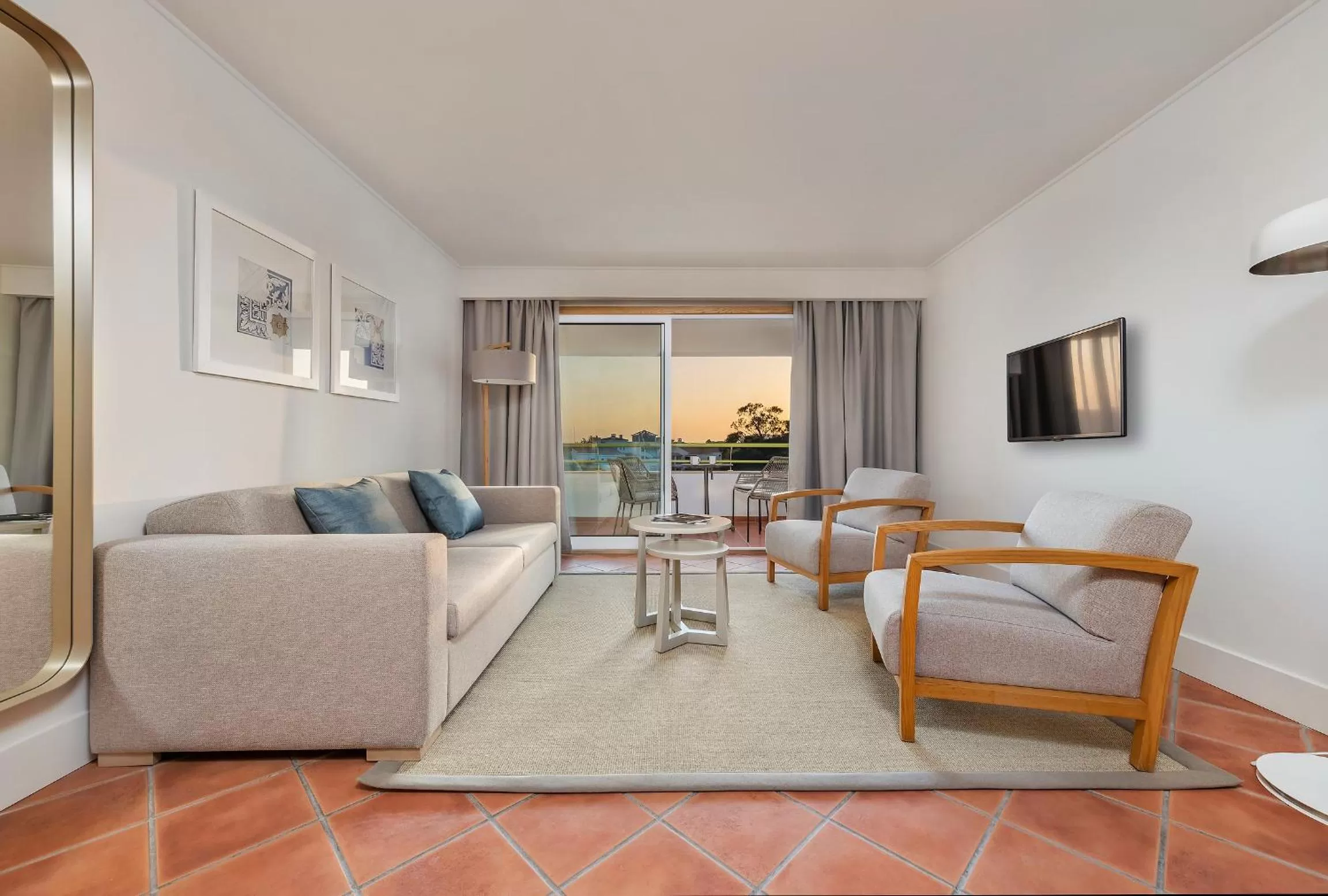 TV and multimedia in The Patio Suite Hotel