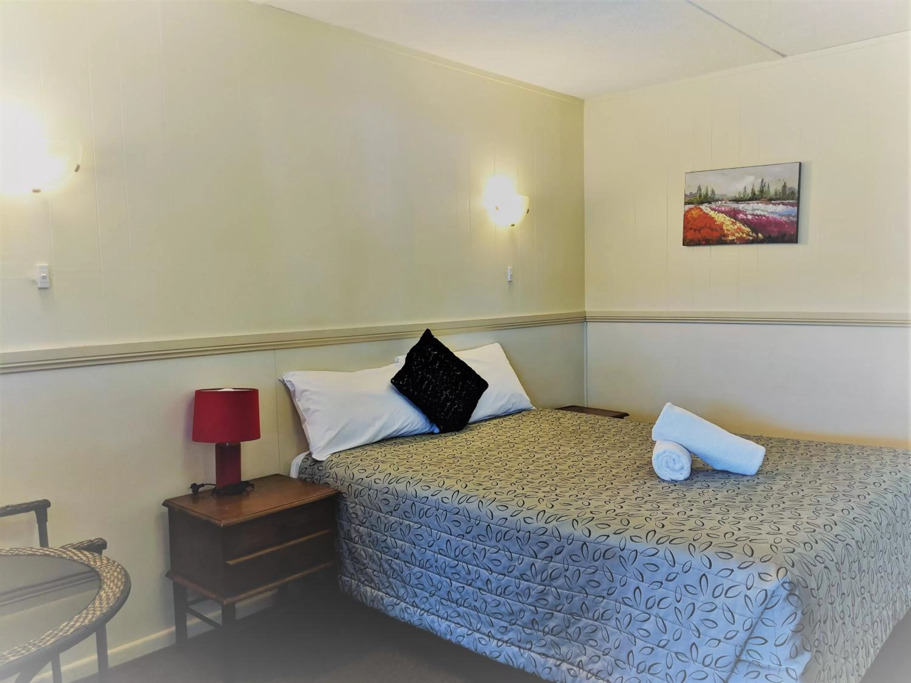 Bedroom, Bed in Miners Lodge Motor Inn