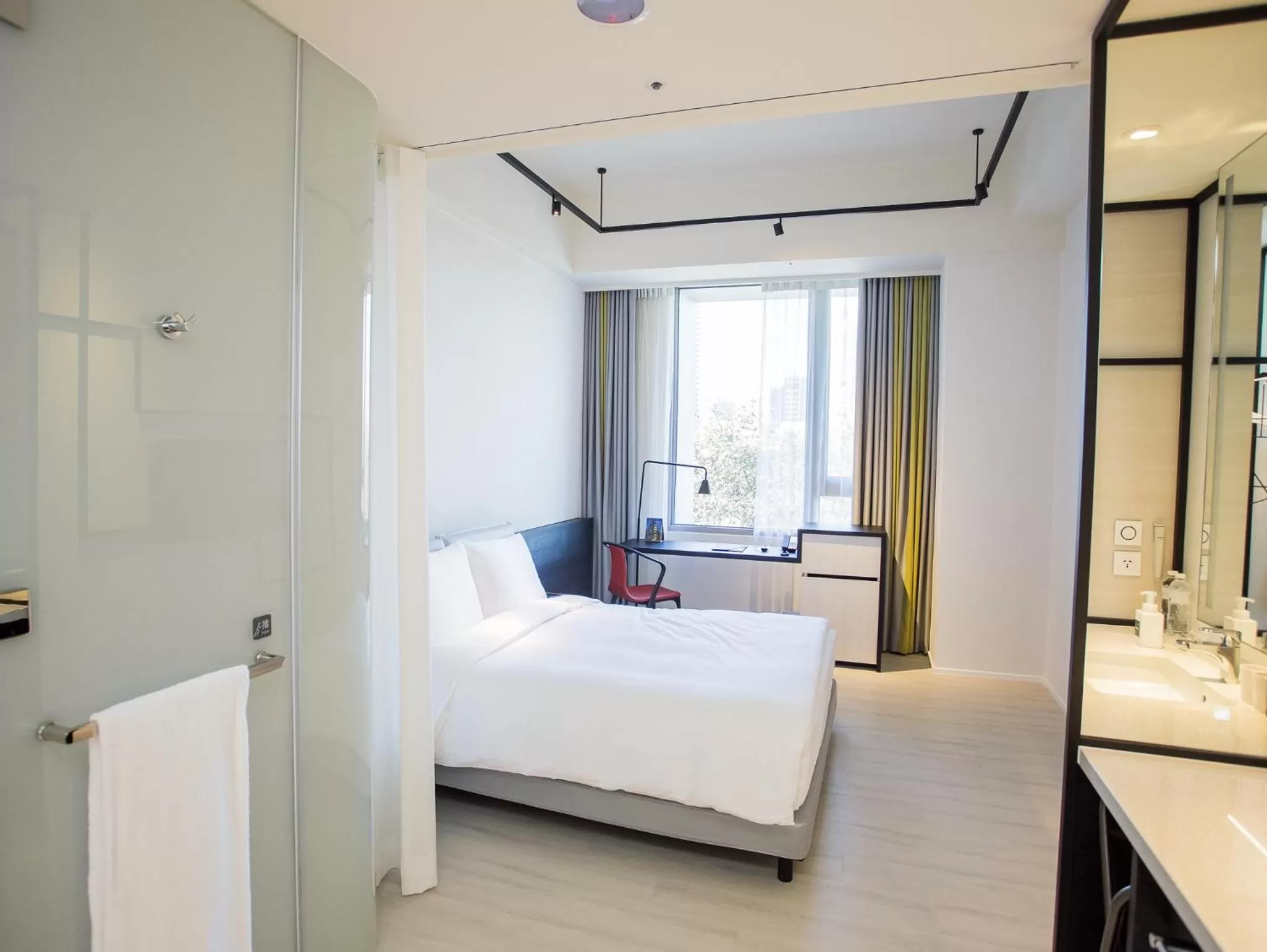 Photo of the whole room, Bed in The Place Taichung