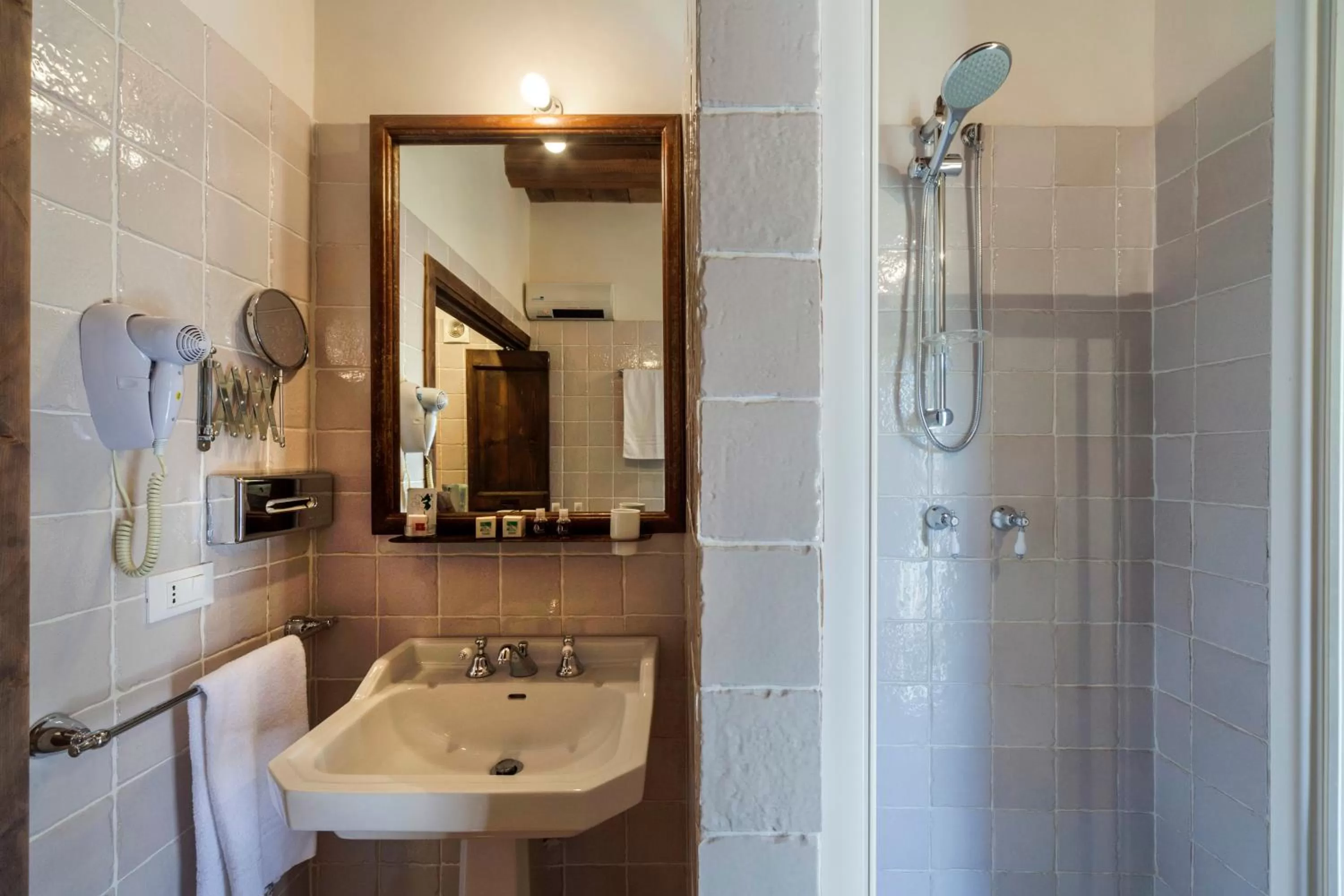 Bathroom in Masseria Fortificata Lo Zafferaneto