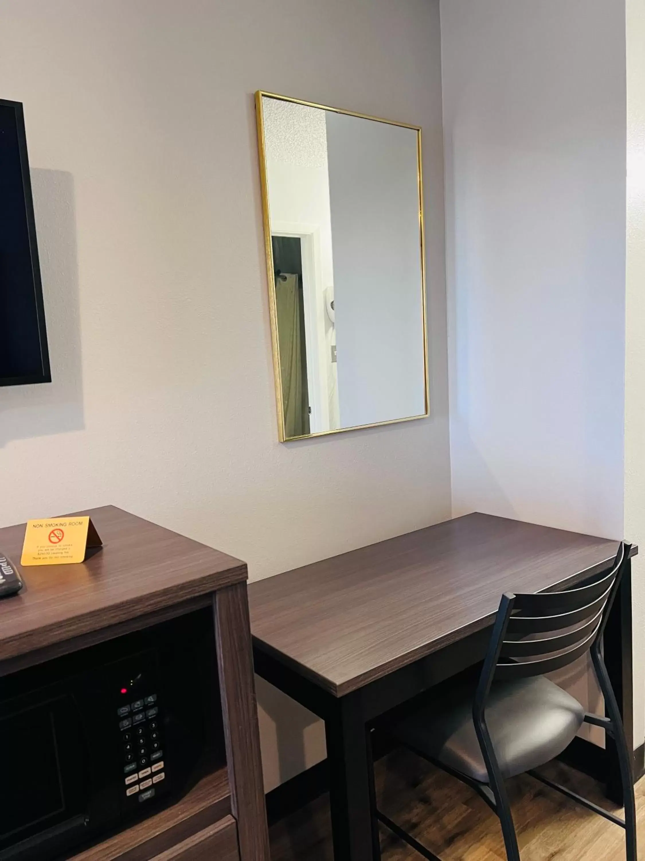 King Room in Coachway Inn King Room in Coachway Inn