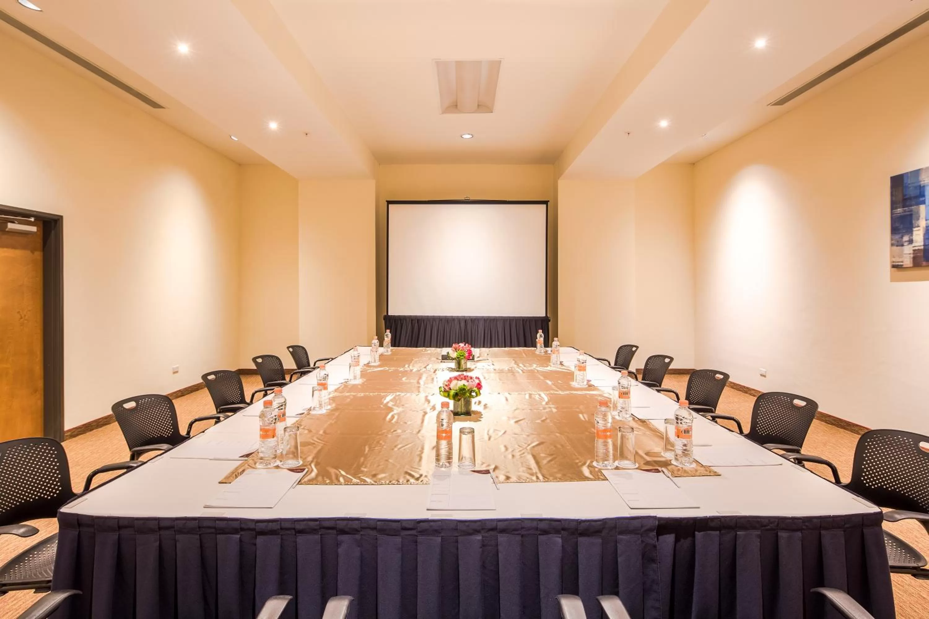 Meeting/conference room in Crowne Plaza Monterrey Aeropuerto by IHG