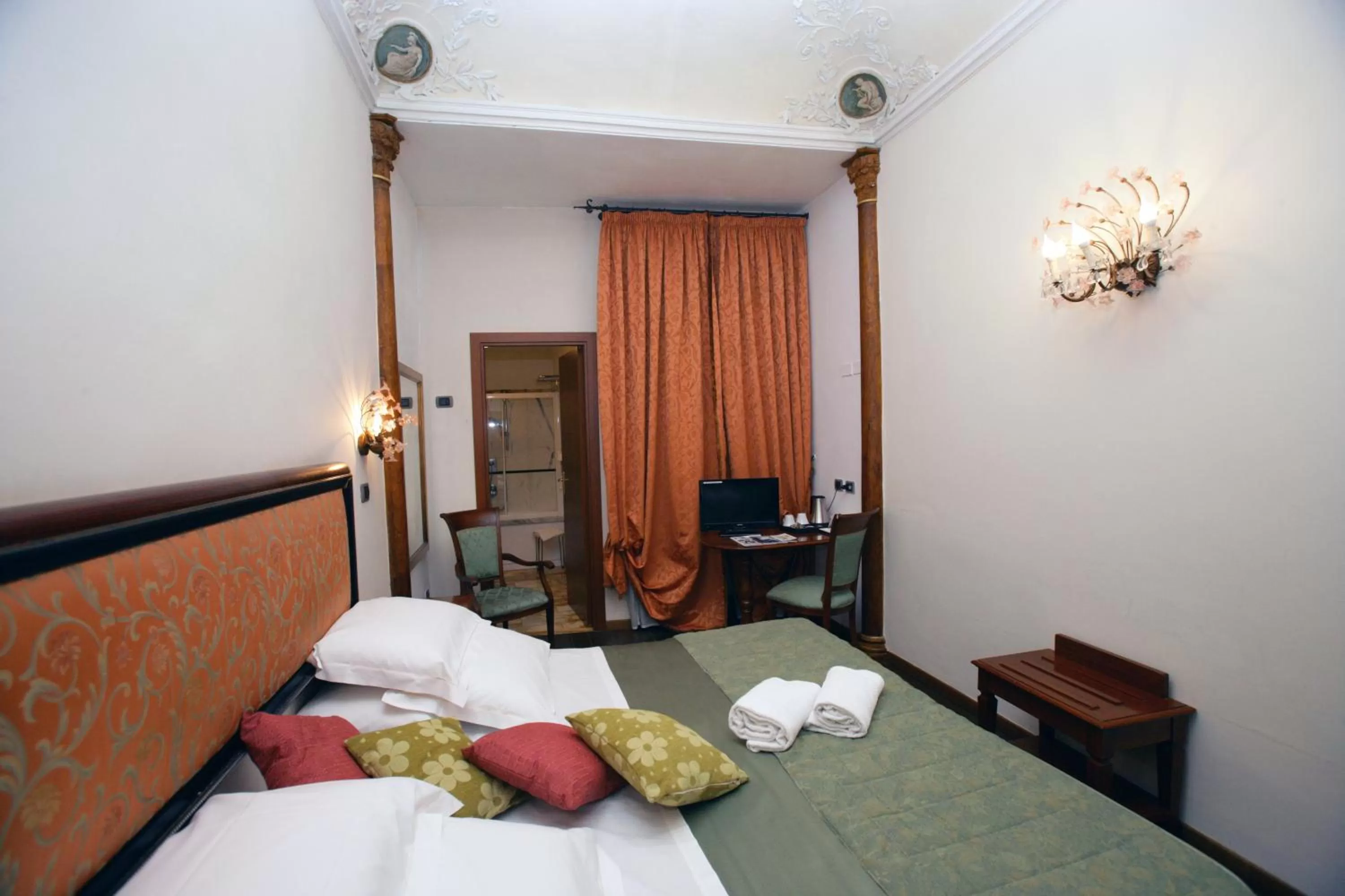 Bed in Domus Florentiae Hotel