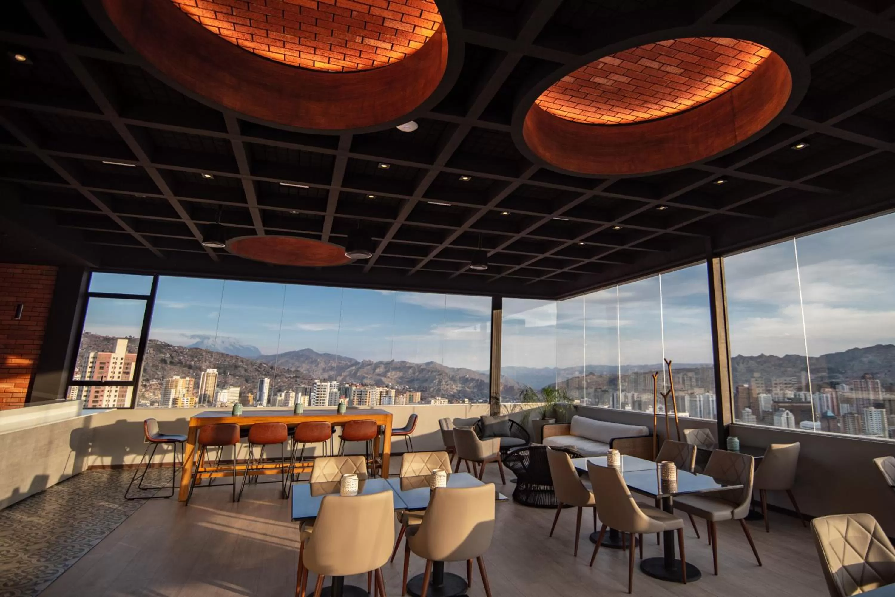 Restaurant/places to eat in Mitru Express Hotel