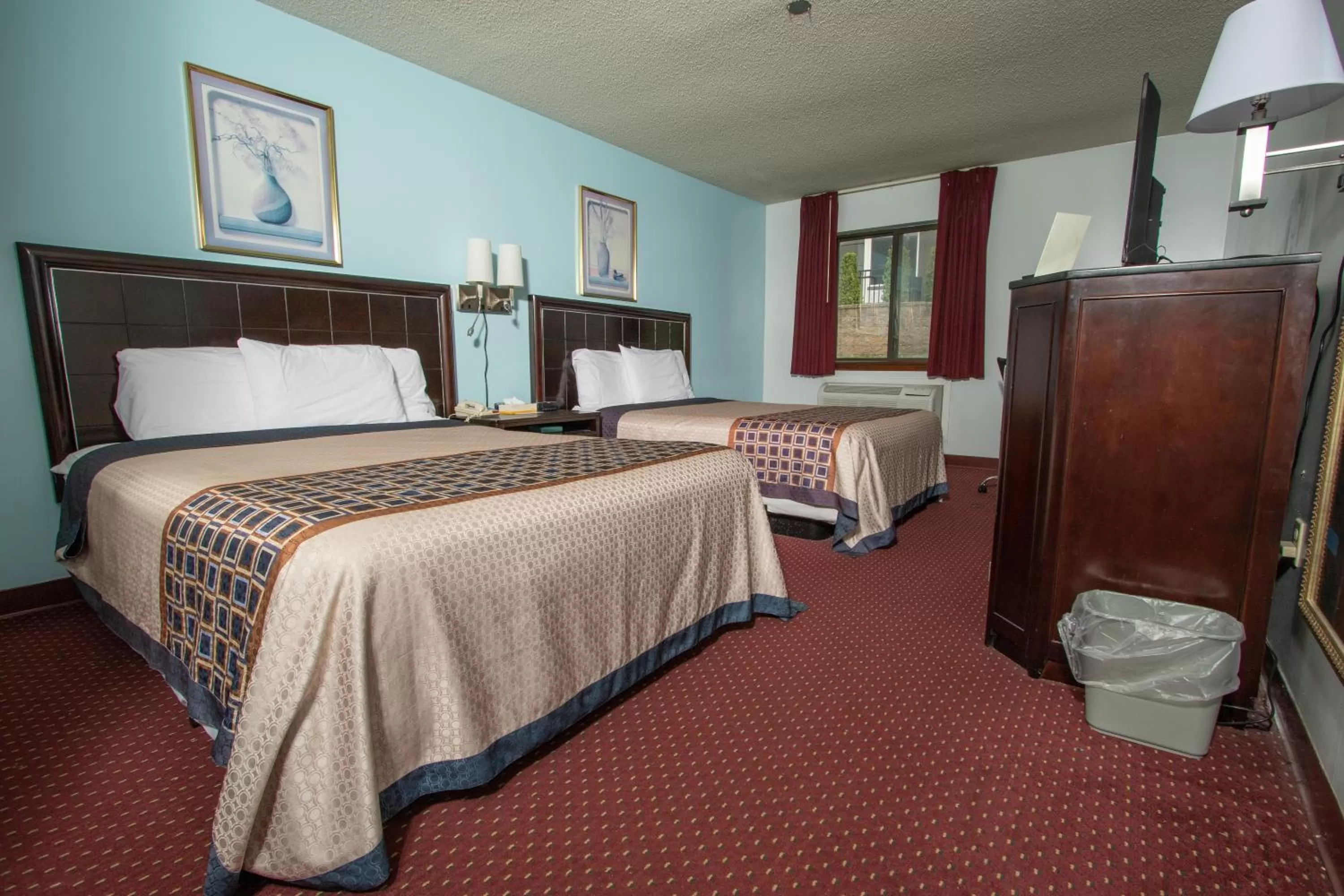 Bed in Eastbrook Inn