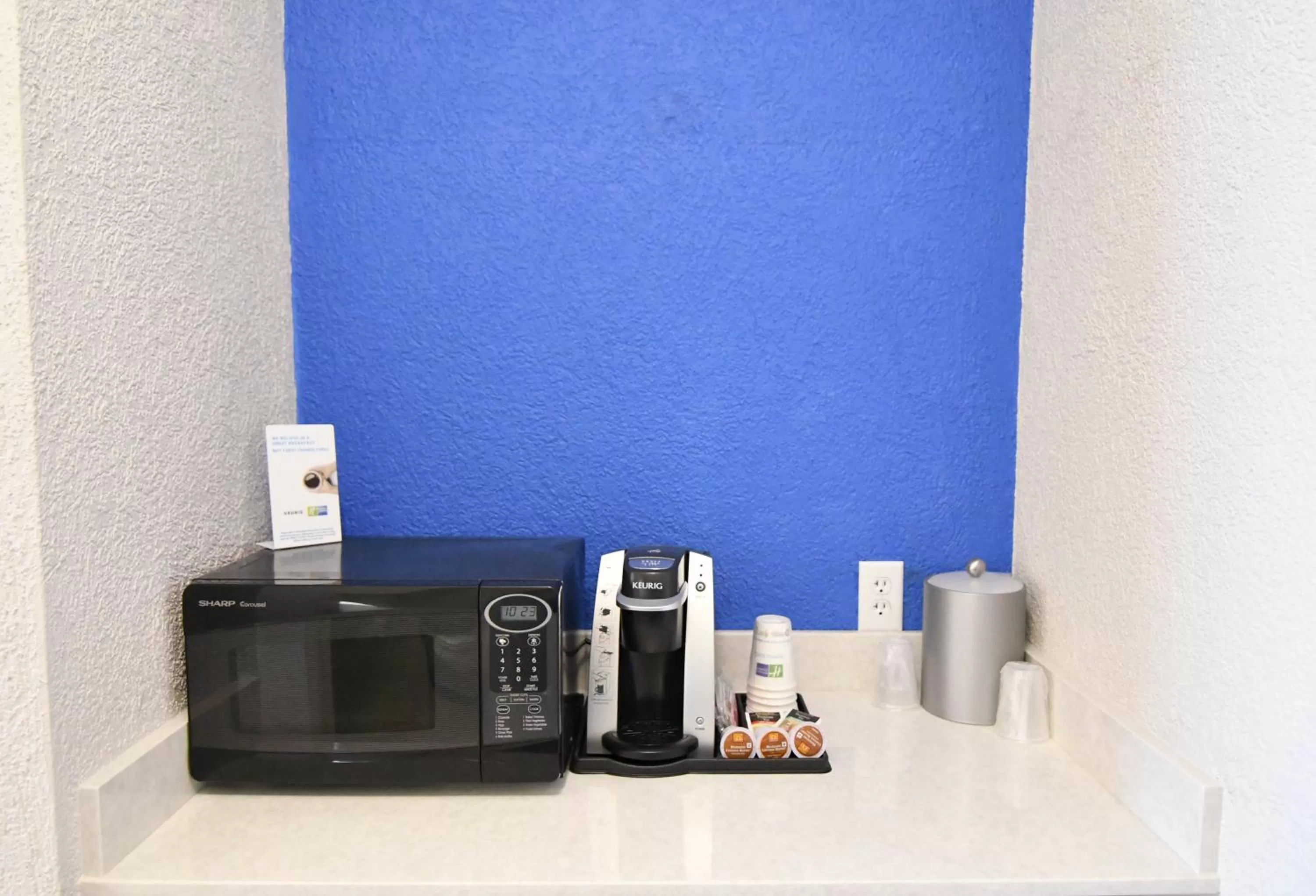 Bedroom in Holiday Inn Express Hotel & Suites Port Clinton-Catawba Island by IHG