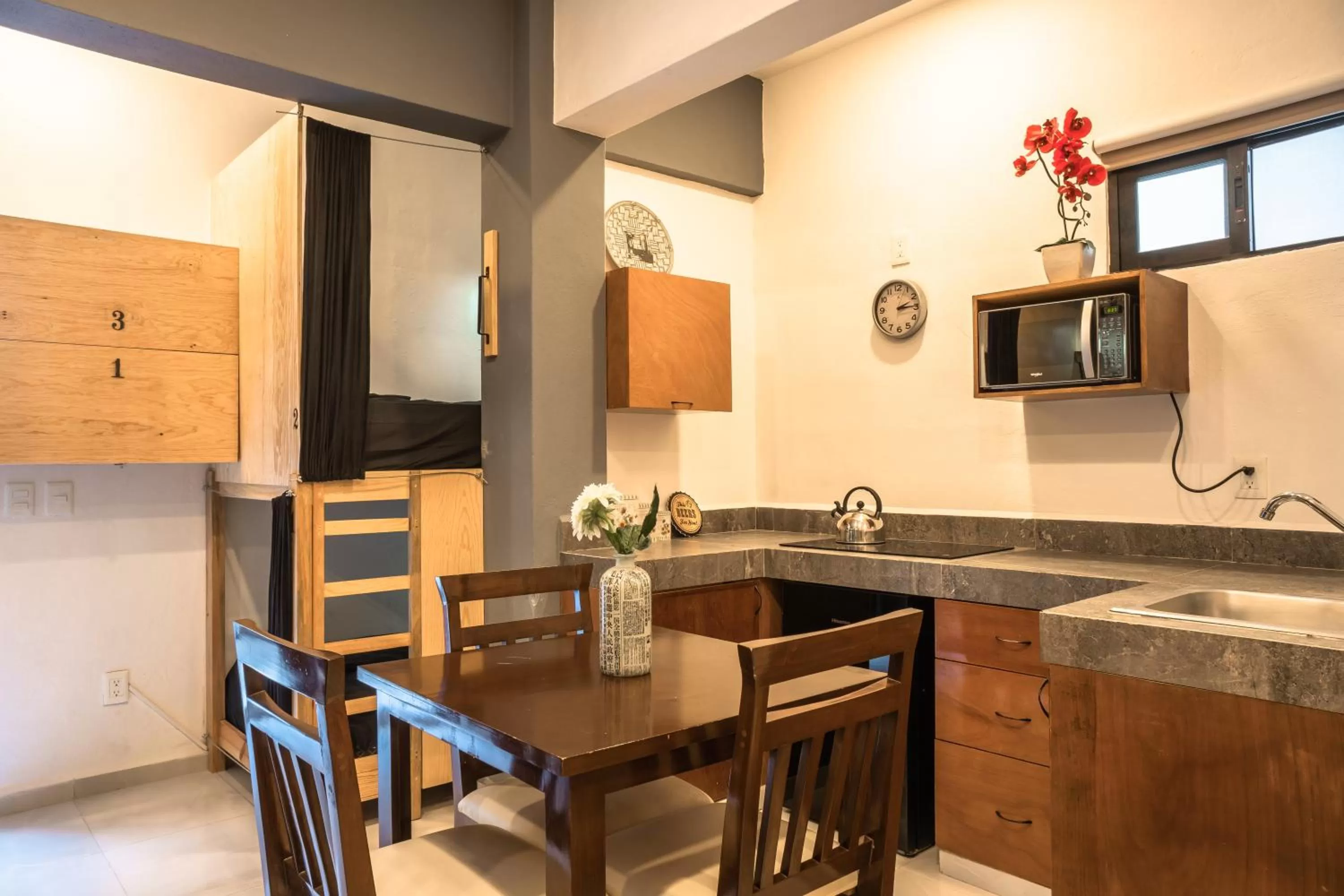 Kitchen or kitchenette, Kitchen/Kitchenette in Maui hostel playa del carmen