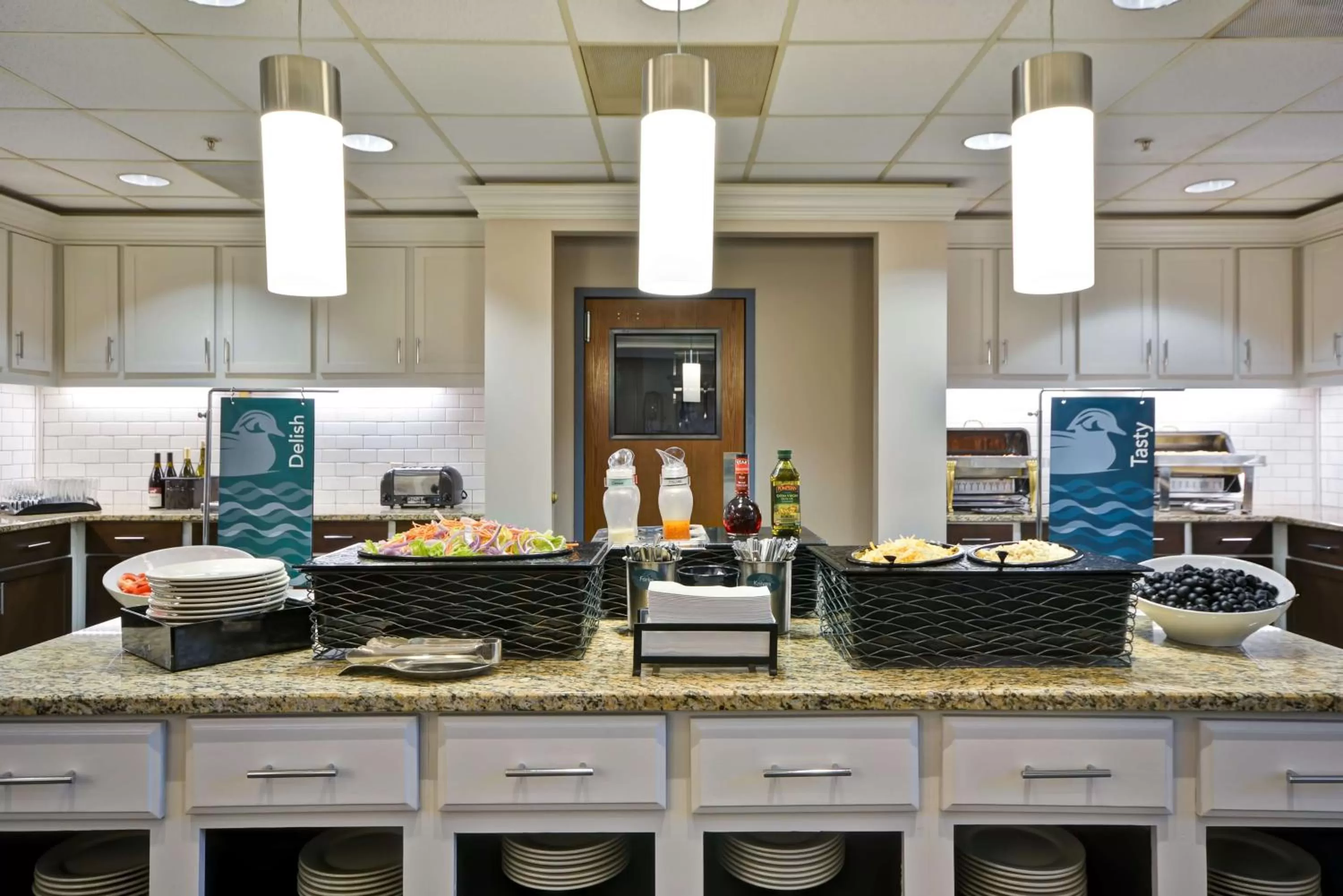 Dining area in Homewood Suites Hillsboro Beaverton